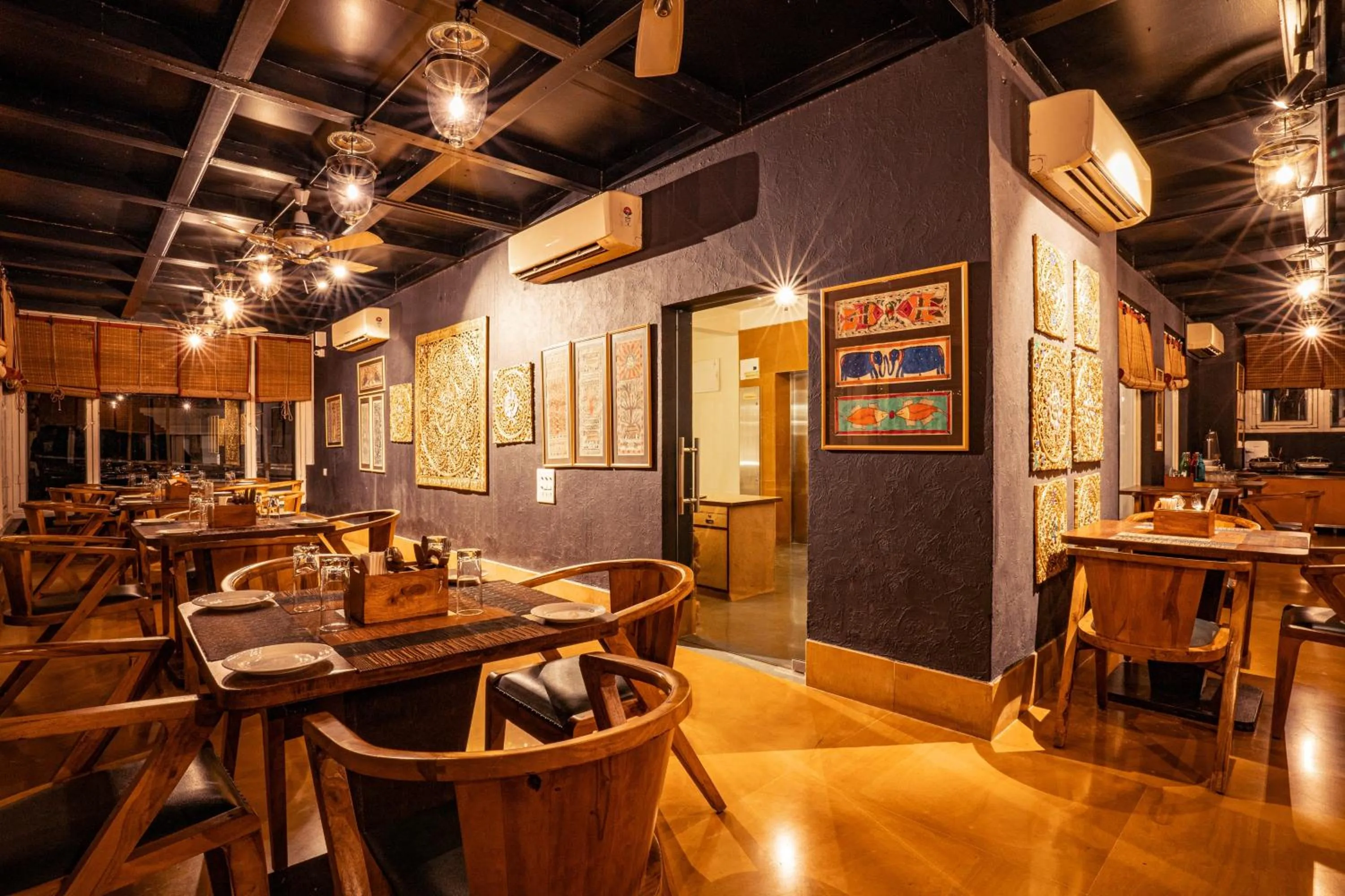 Restaurant/places to eat in Tripli Hotels Shambhu Villas