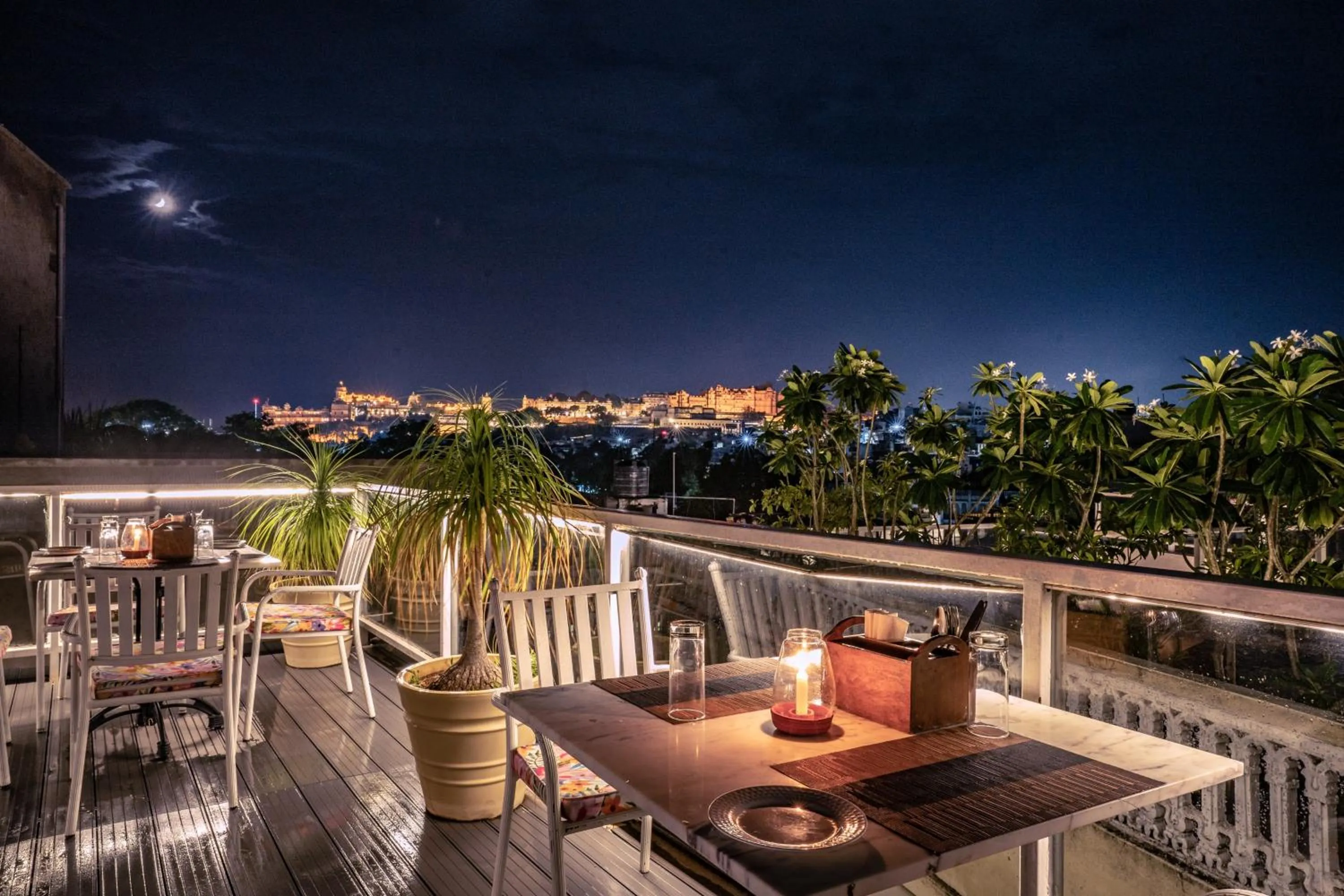 Restaurant/places to eat in Tripli Hotels Shambhu Villas