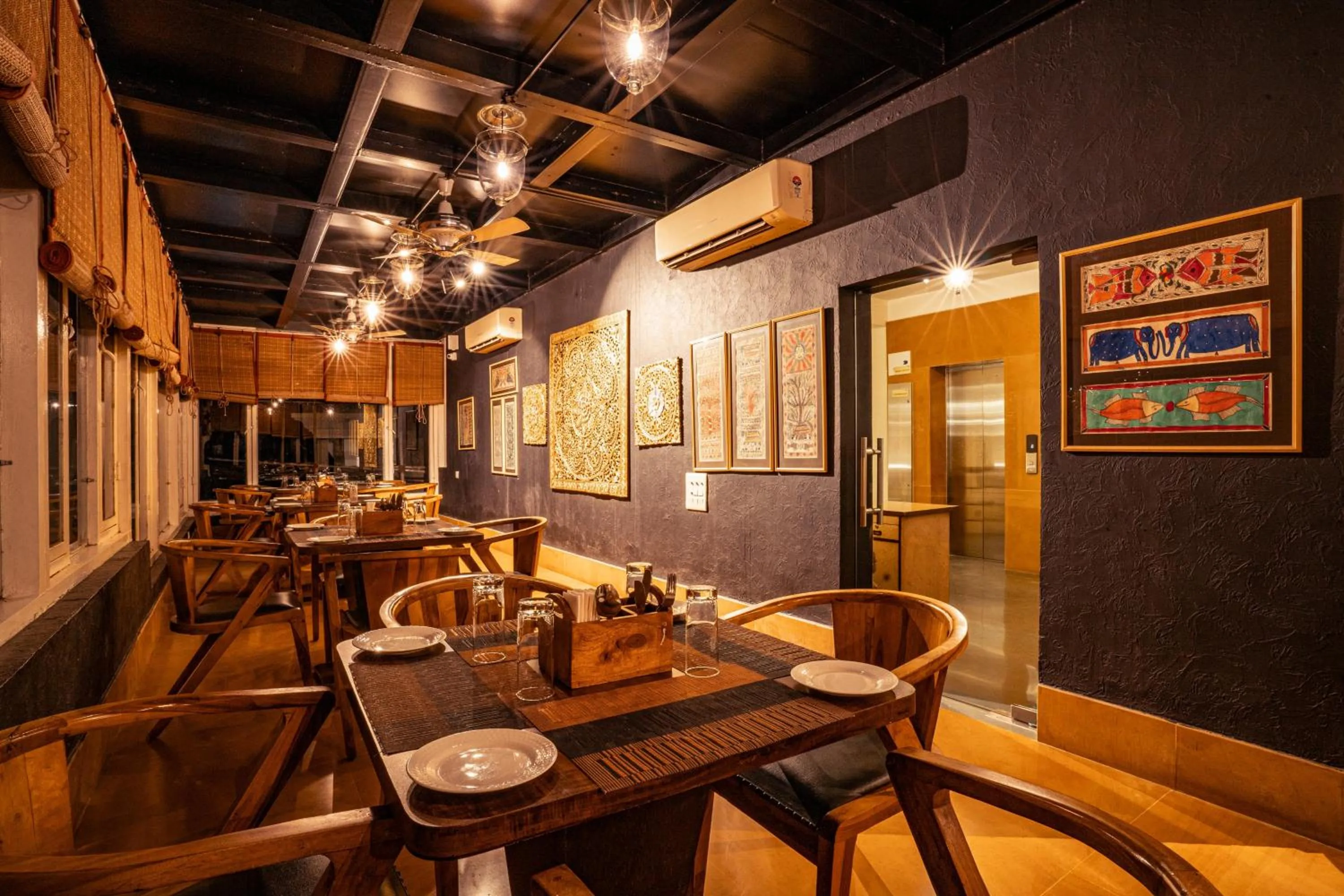 Restaurant/places to eat in Tripli Hotels Shambhu Villas