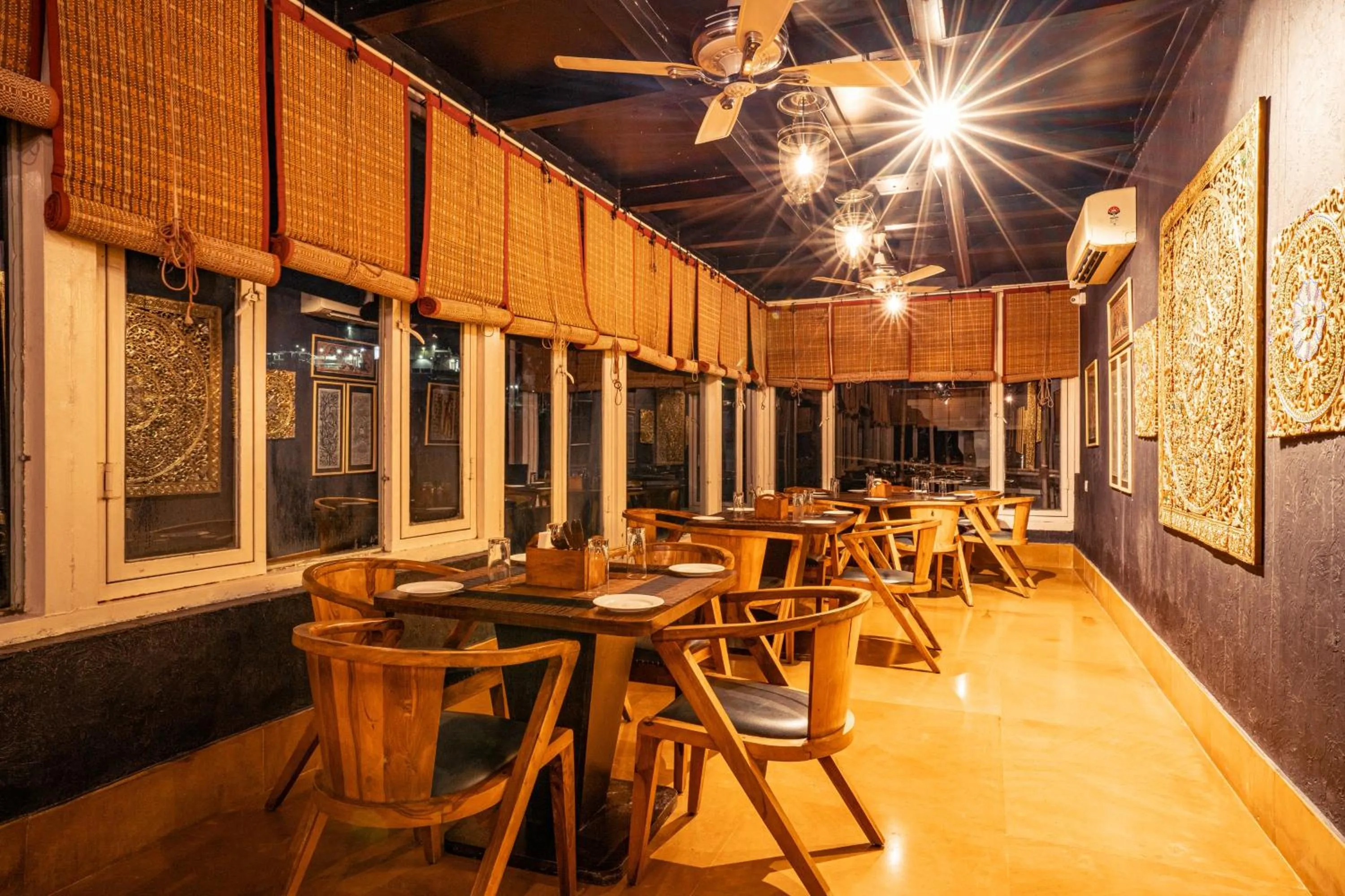 Restaurant/places to eat in Tripli Hotels Shambhu Villas