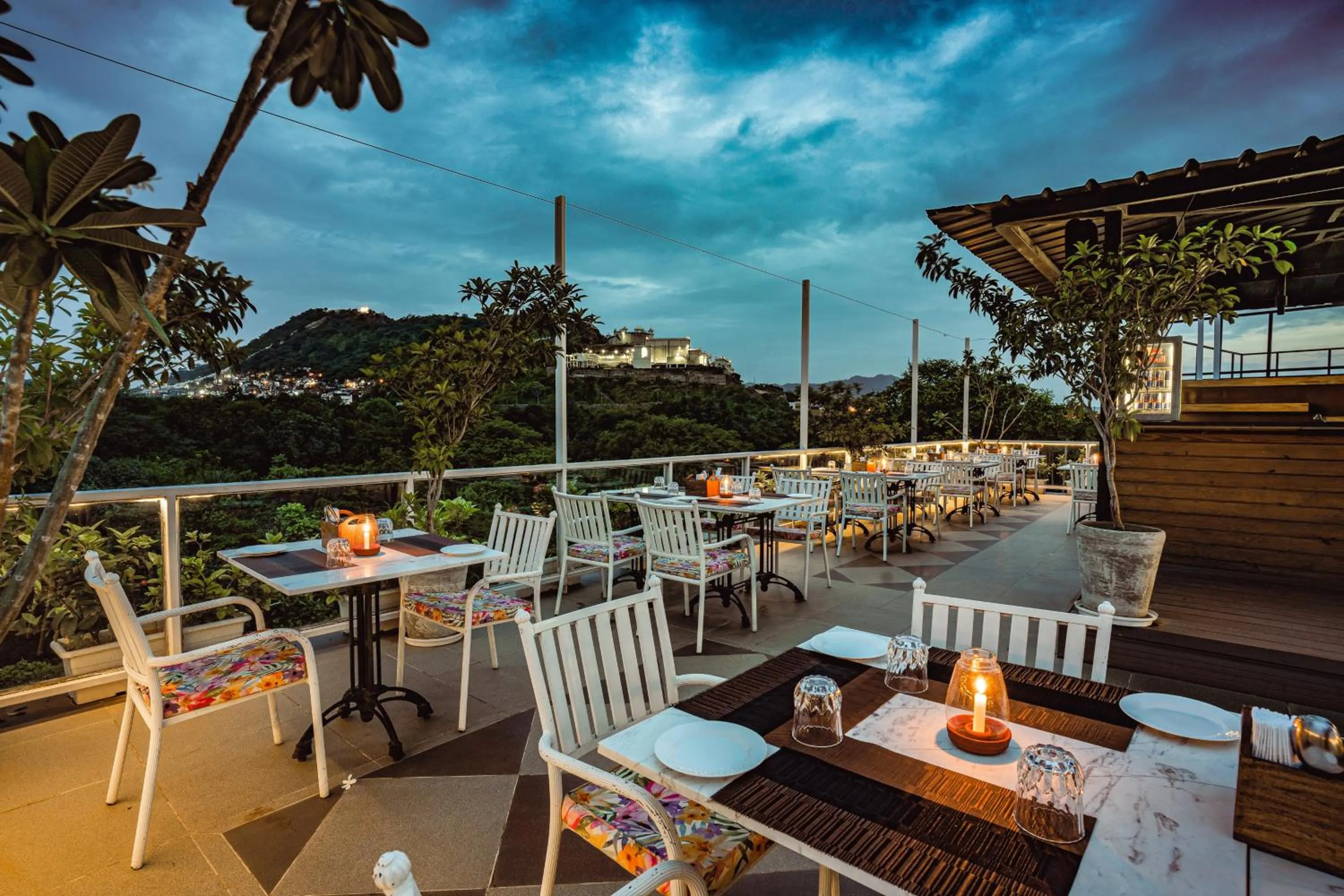 Restaurant/places to eat in Tripli Hotels Shambhu Villas