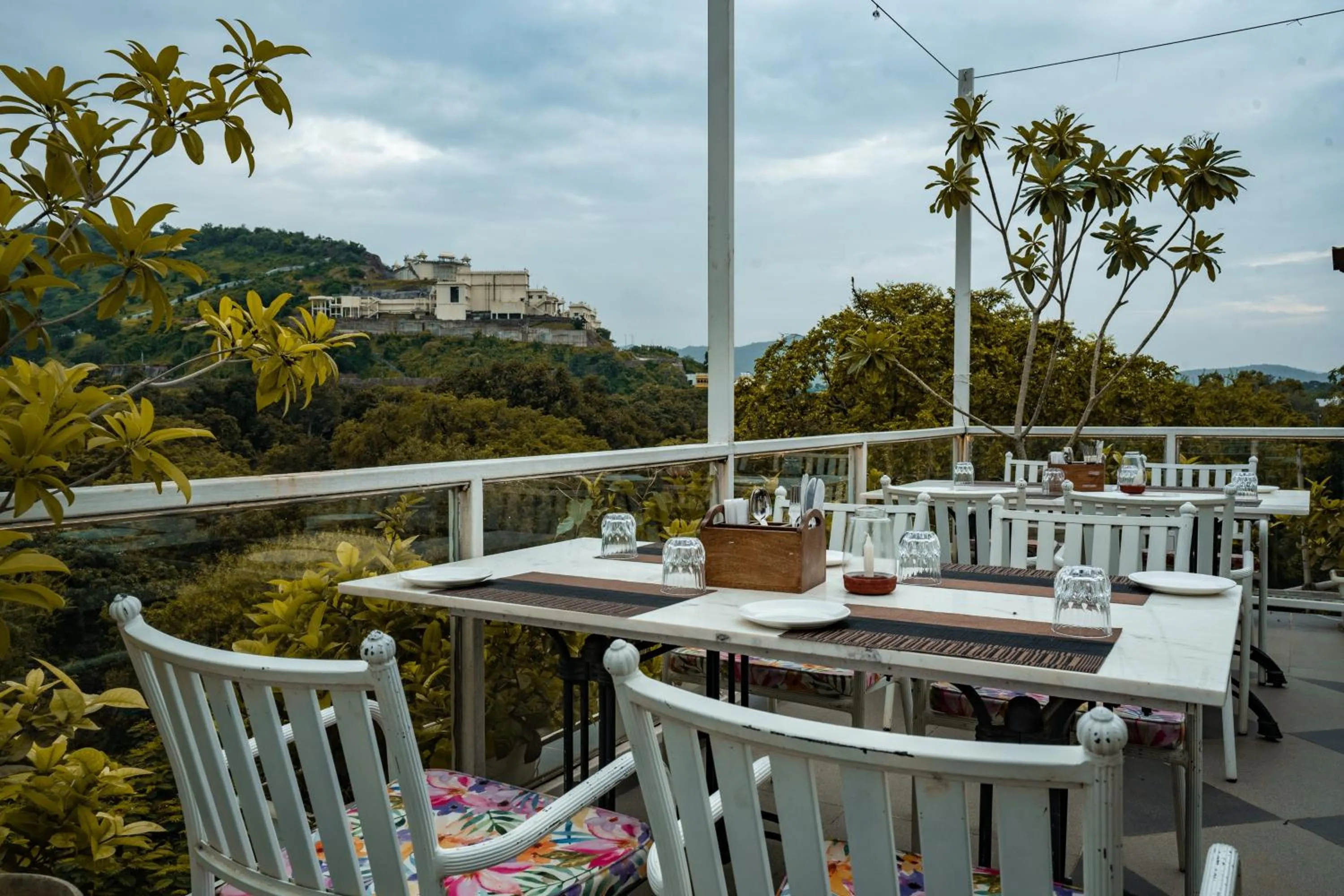 Restaurant/places to eat in Tripli Hotels Shambhu Villas