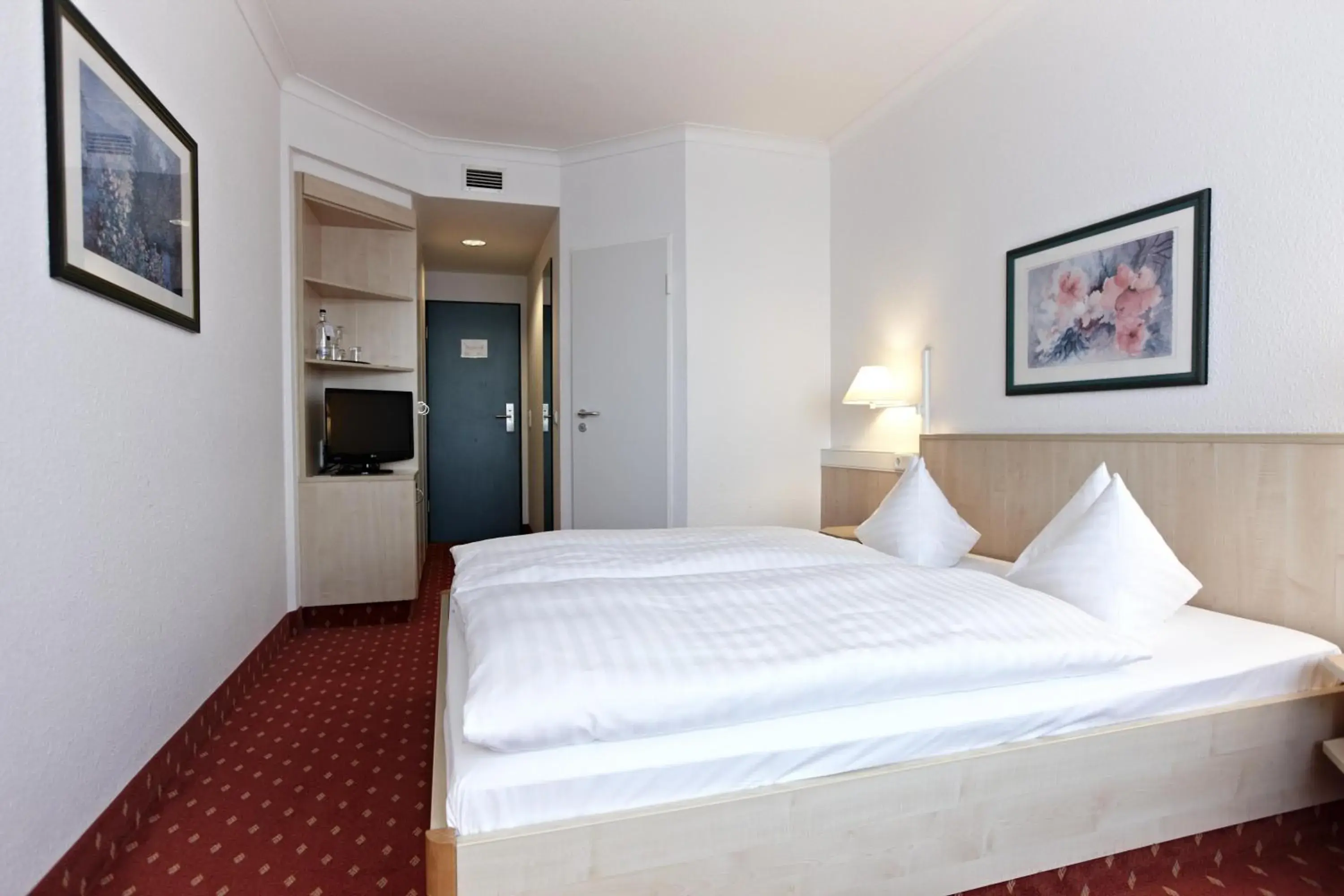 Photo of the whole room, Bed in IntercityHotel Schwerin Photo of the whole room, Bed in IntercityHotel Schwerin
