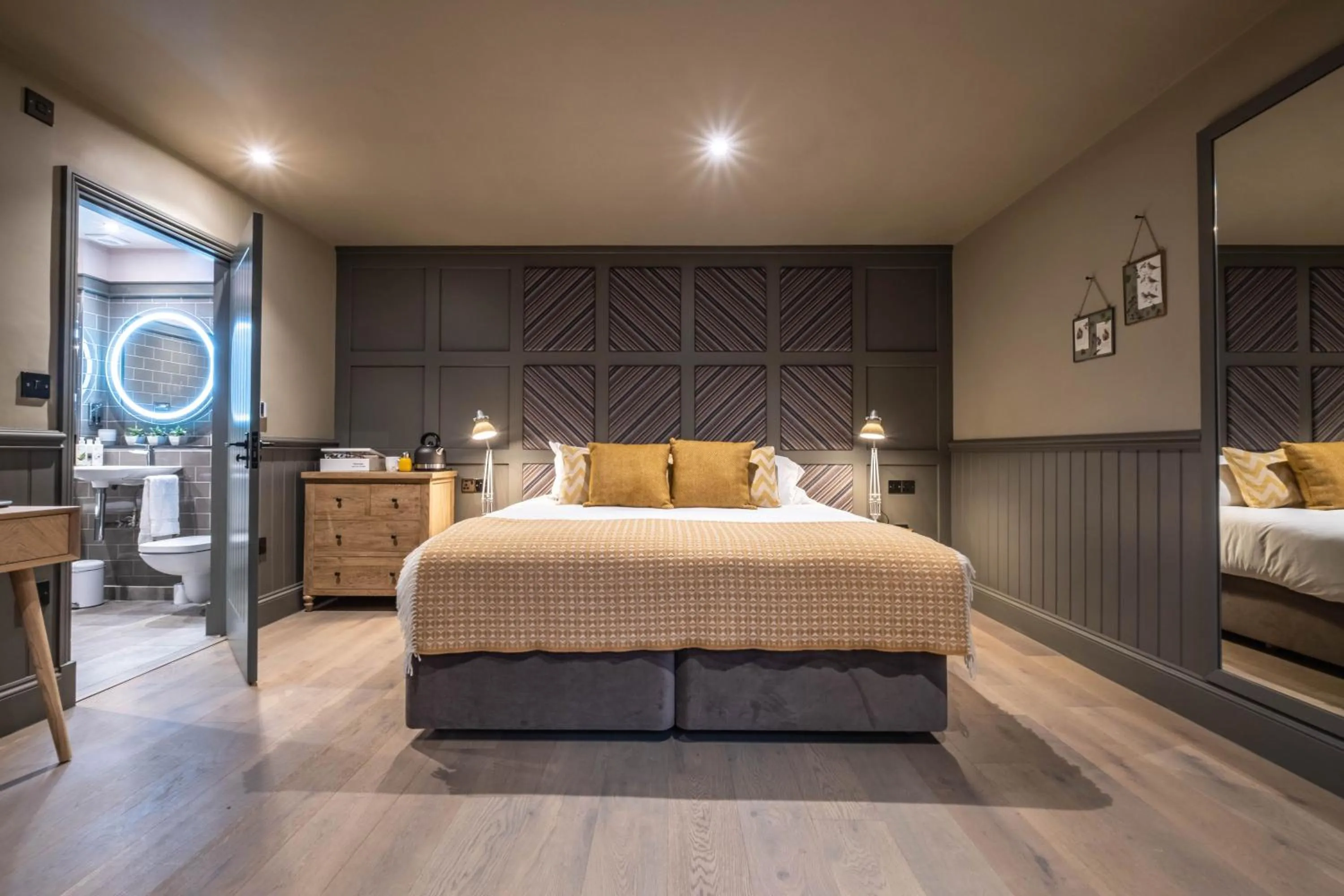 Photo of the whole room, Bed in The Three Blackbirds