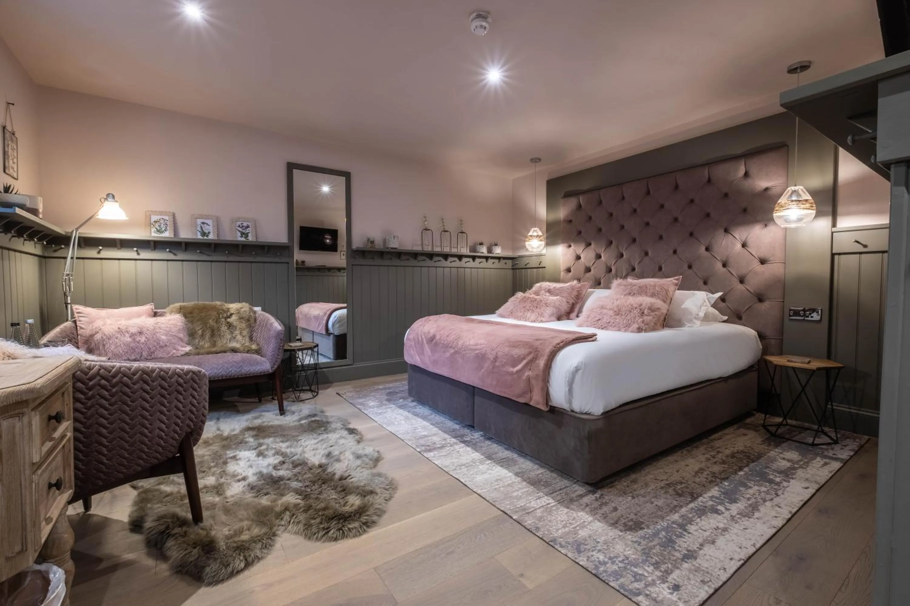 Photo of the whole room, Bed in The Three Blackbirds