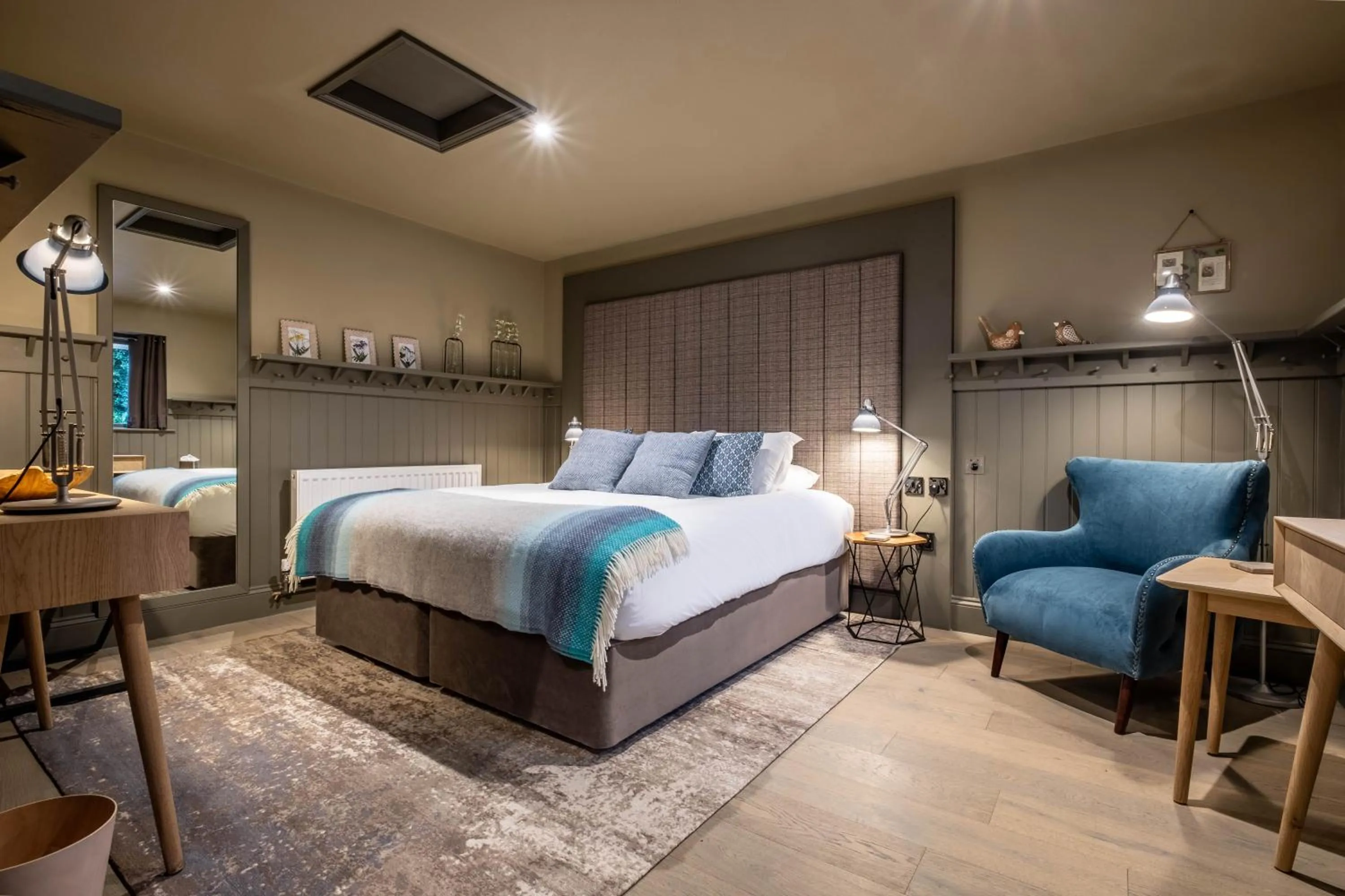 Photo of the whole room, Bed in The Three Blackbirds