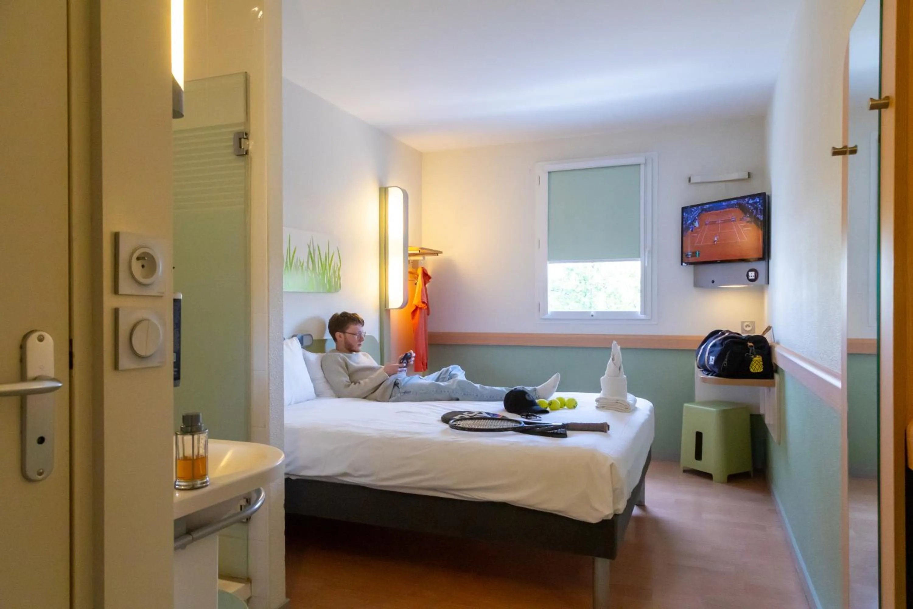 Photo of the whole room, Bed in ibis budget Le Puy En Velay