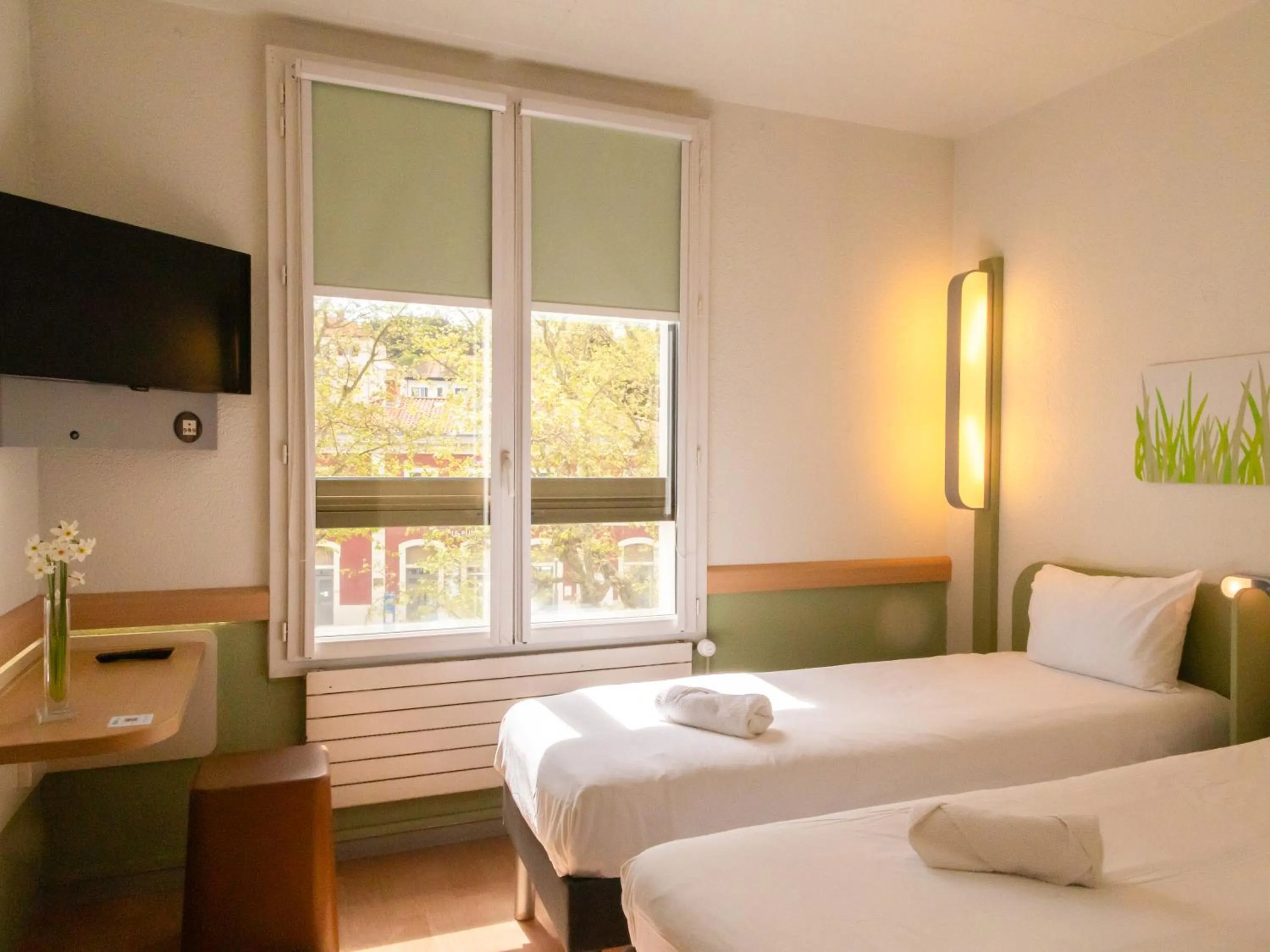 Photo of the whole room, Bed in ibis budget Le Puy En Velay