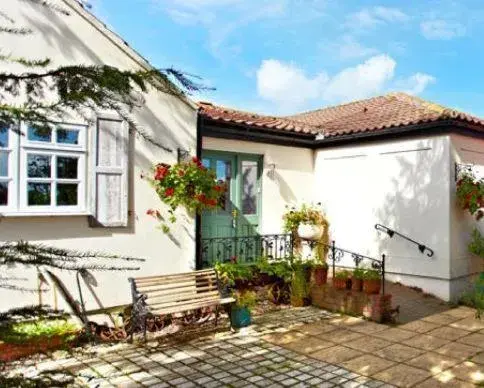 Facade/entrance in Wayside B&B Facade/entrance in Wayside B&B