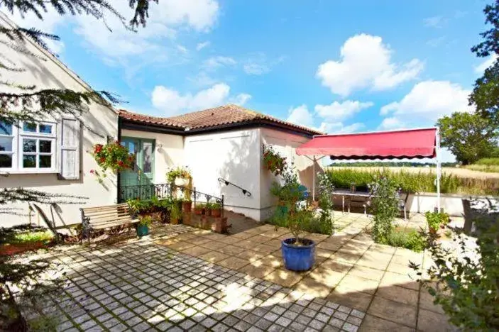 Facade/entrance in Wayside B&B Facade/entrance in Wayside B&B