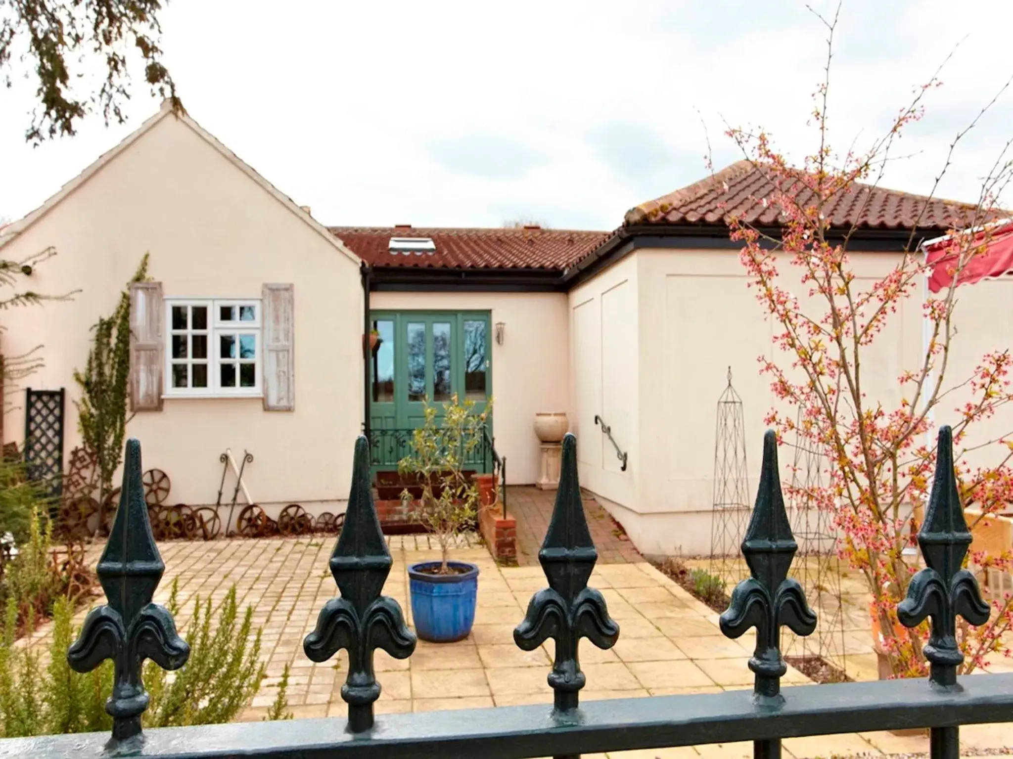 Facade/entrance in Wayside B&B Facade/entrance in Wayside B&B