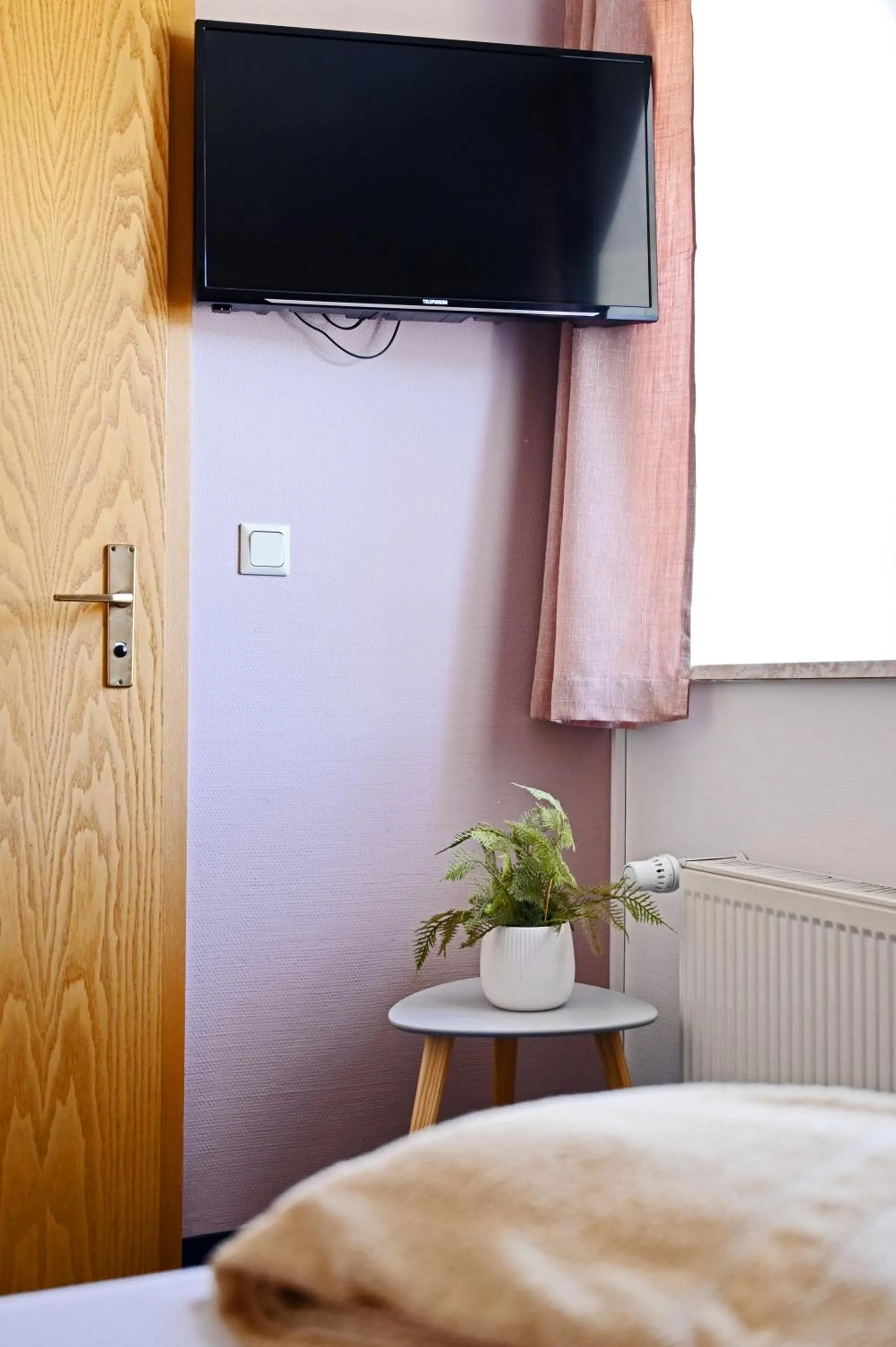 Bed in Motel an der B180