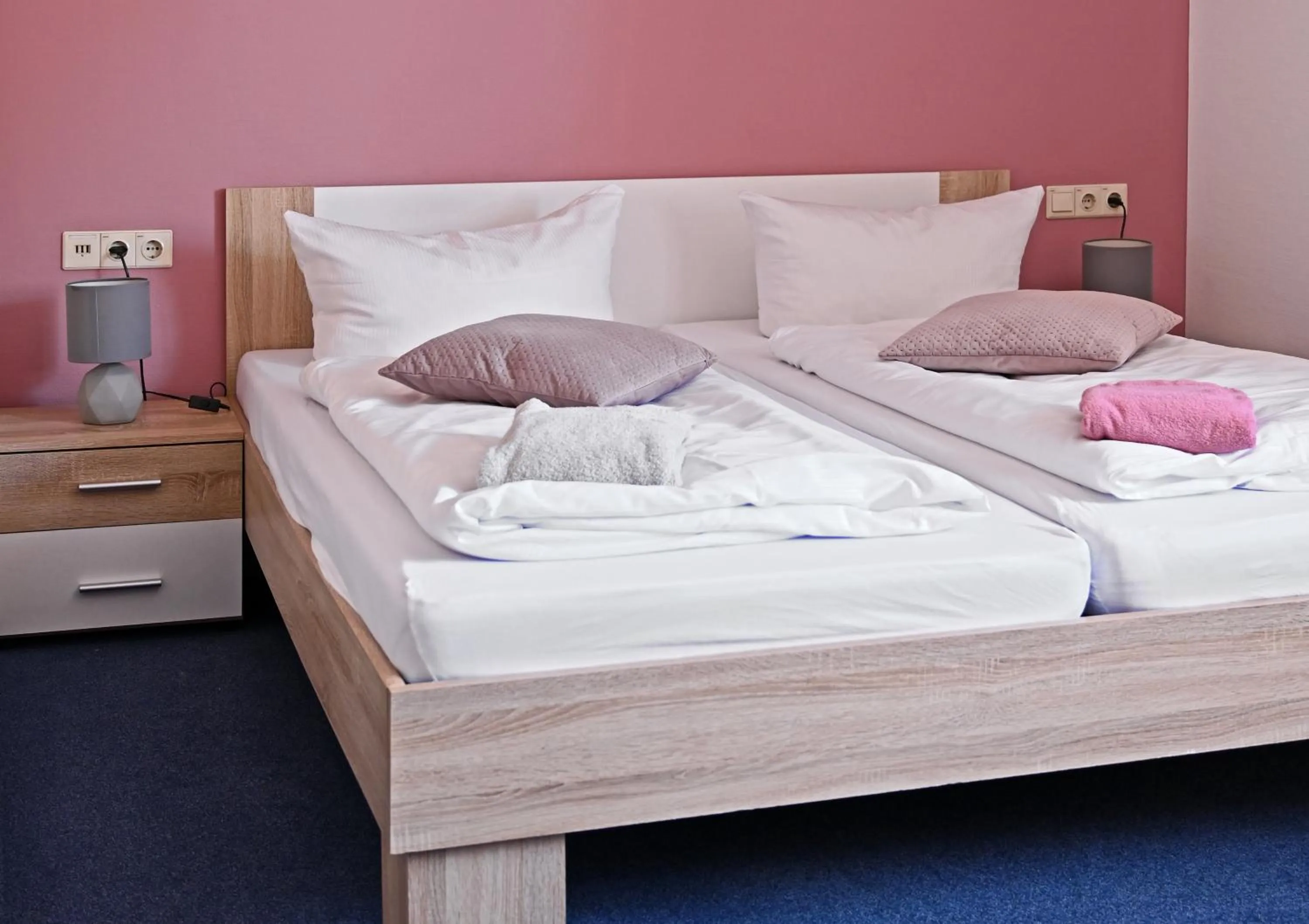 Bed in Motel an der B180