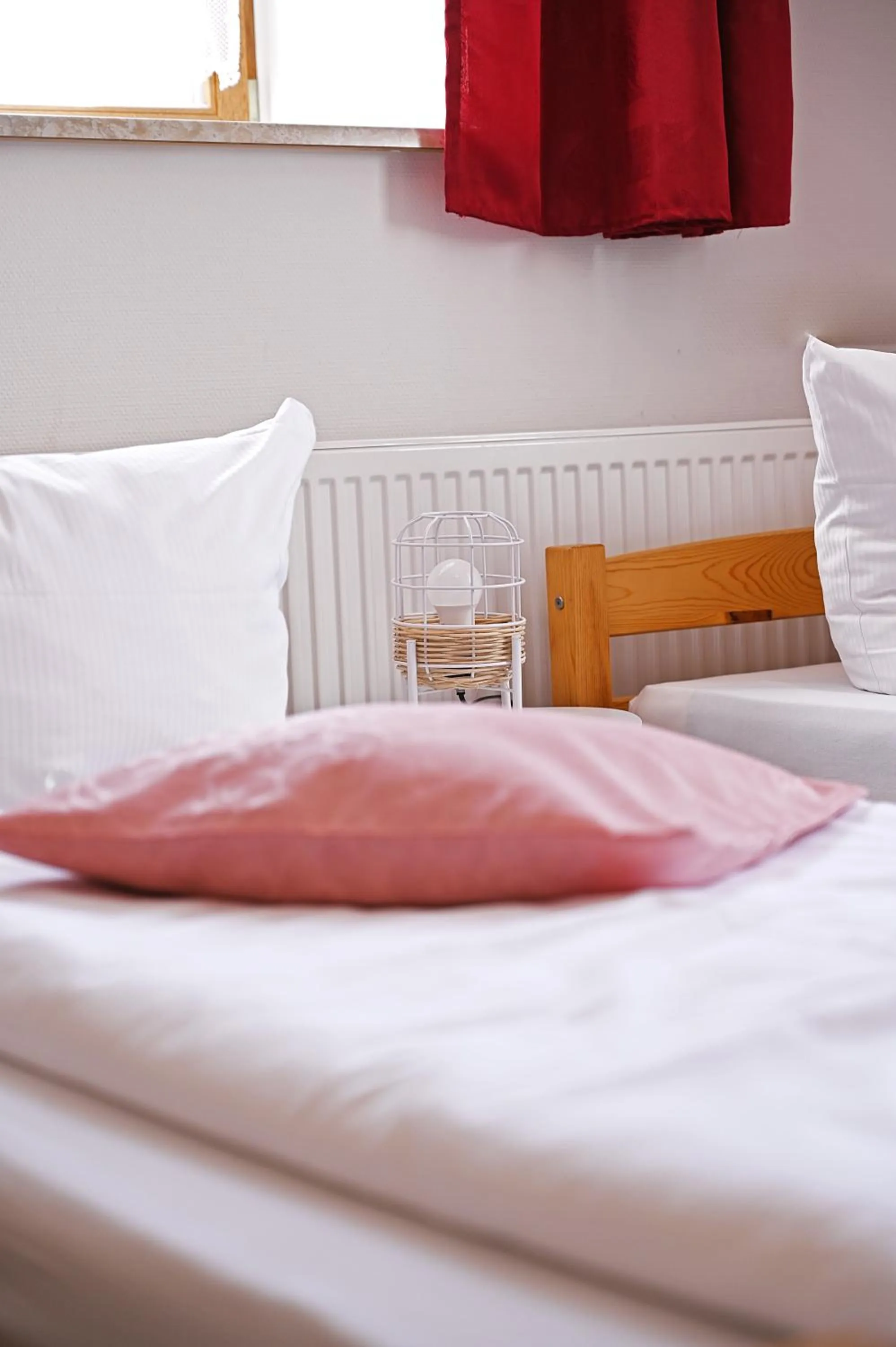 Bed in Motel an der B180