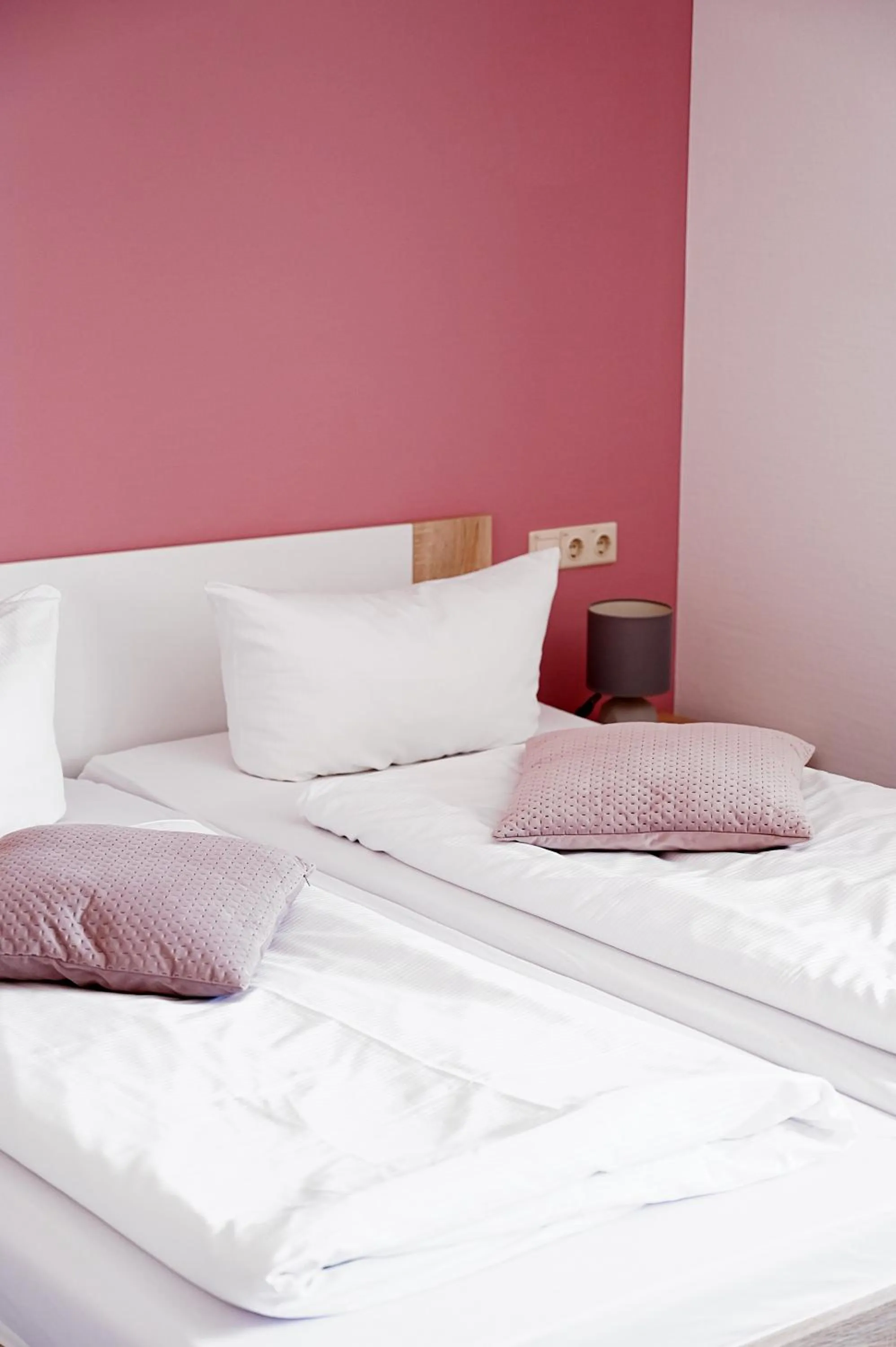 Bed in Motel an der B180