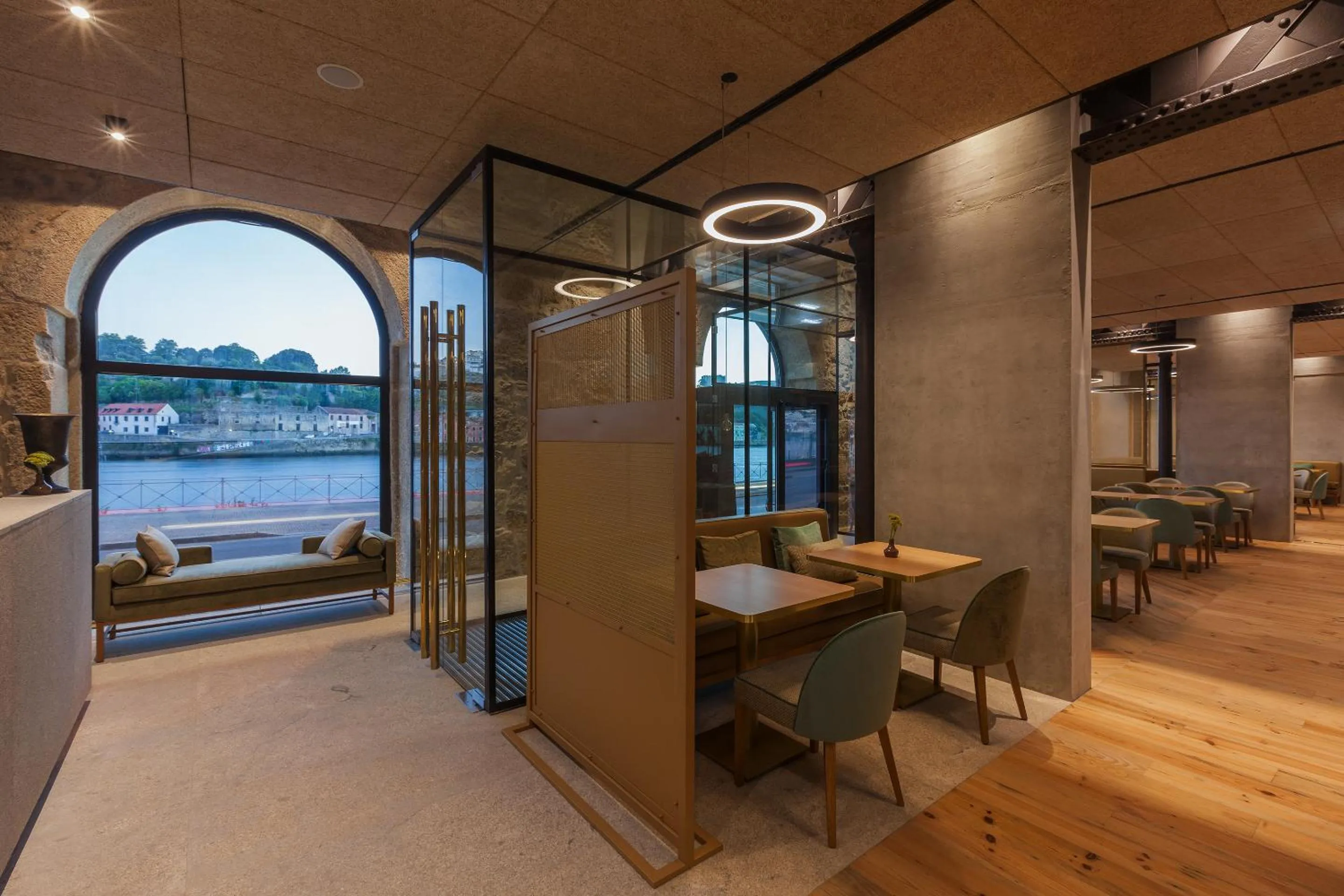 Restaurant/places to eat in NEYA Porto Hotel