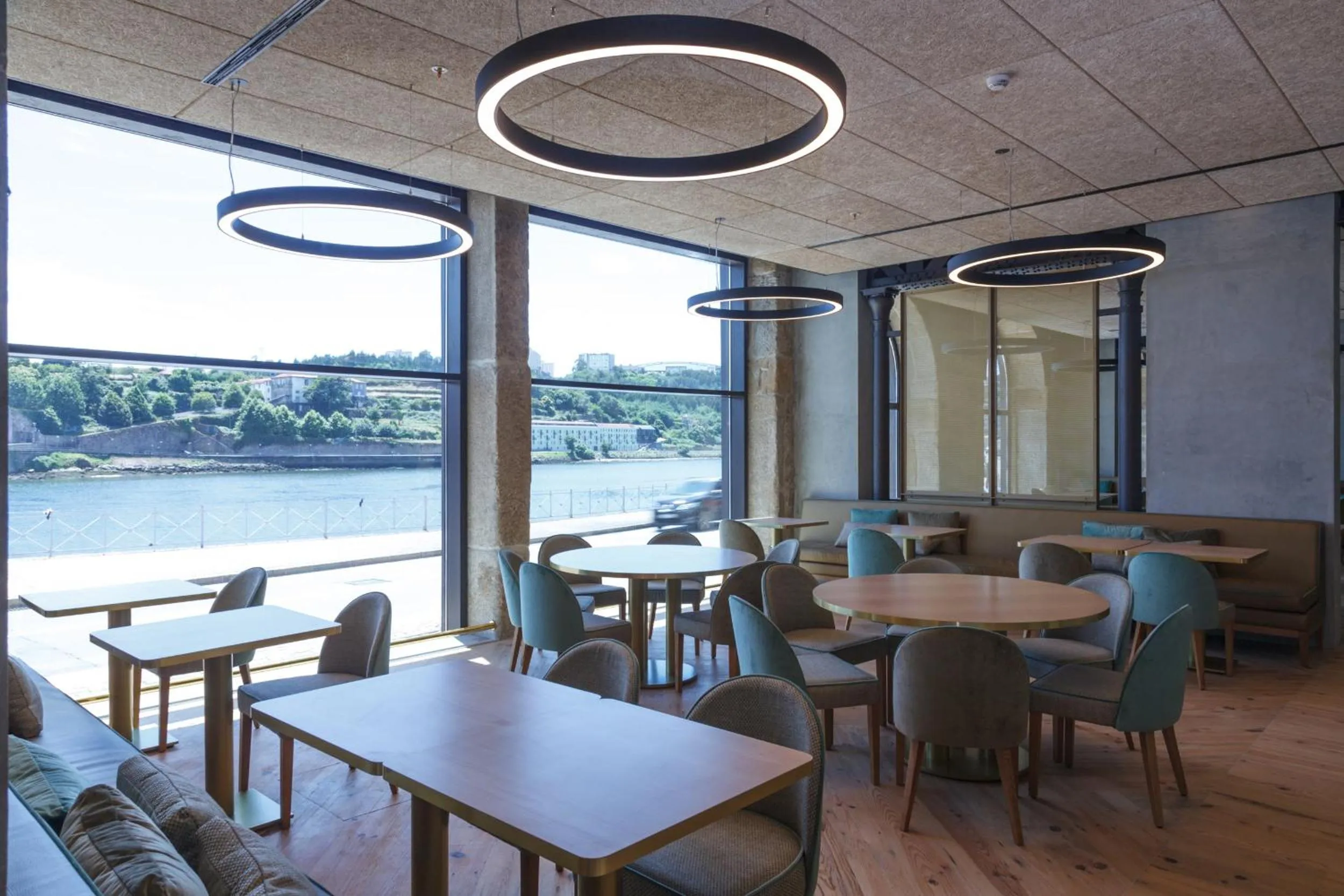 Restaurant/places to eat in NEYA Porto Hotel