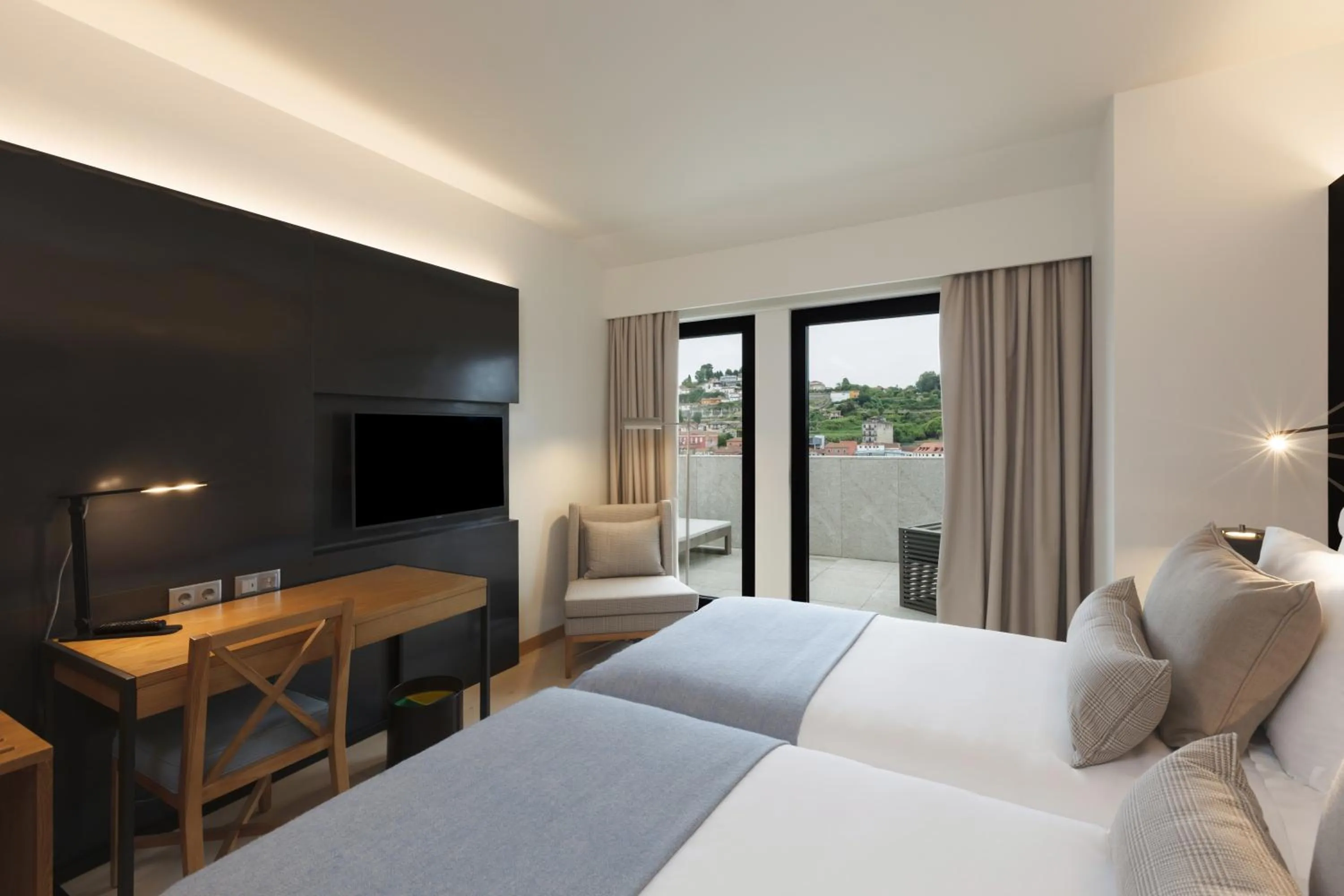 Balcony/Terrace, Bed in NEYA Porto Hotel