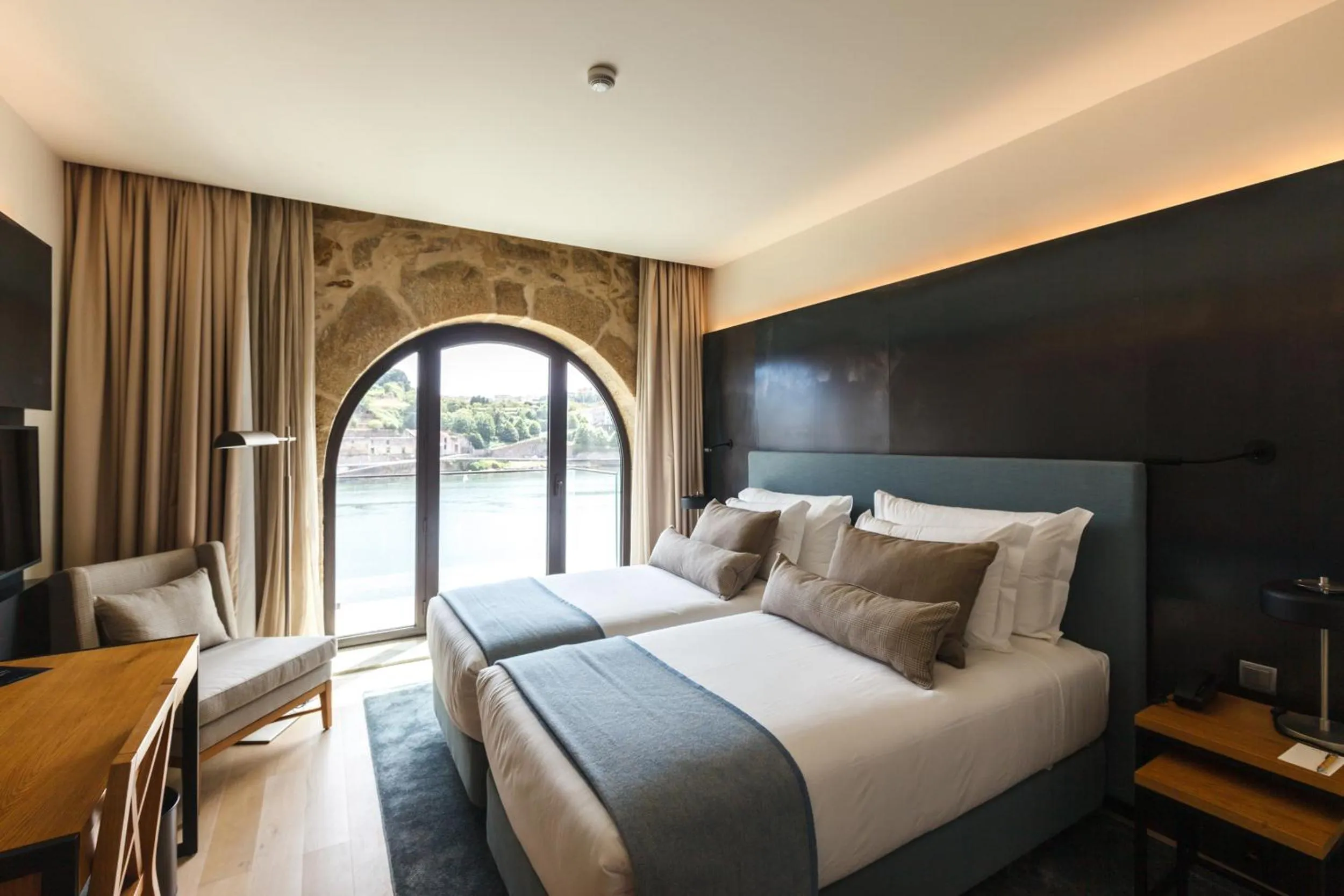 Bed in NEYA Porto Hotel