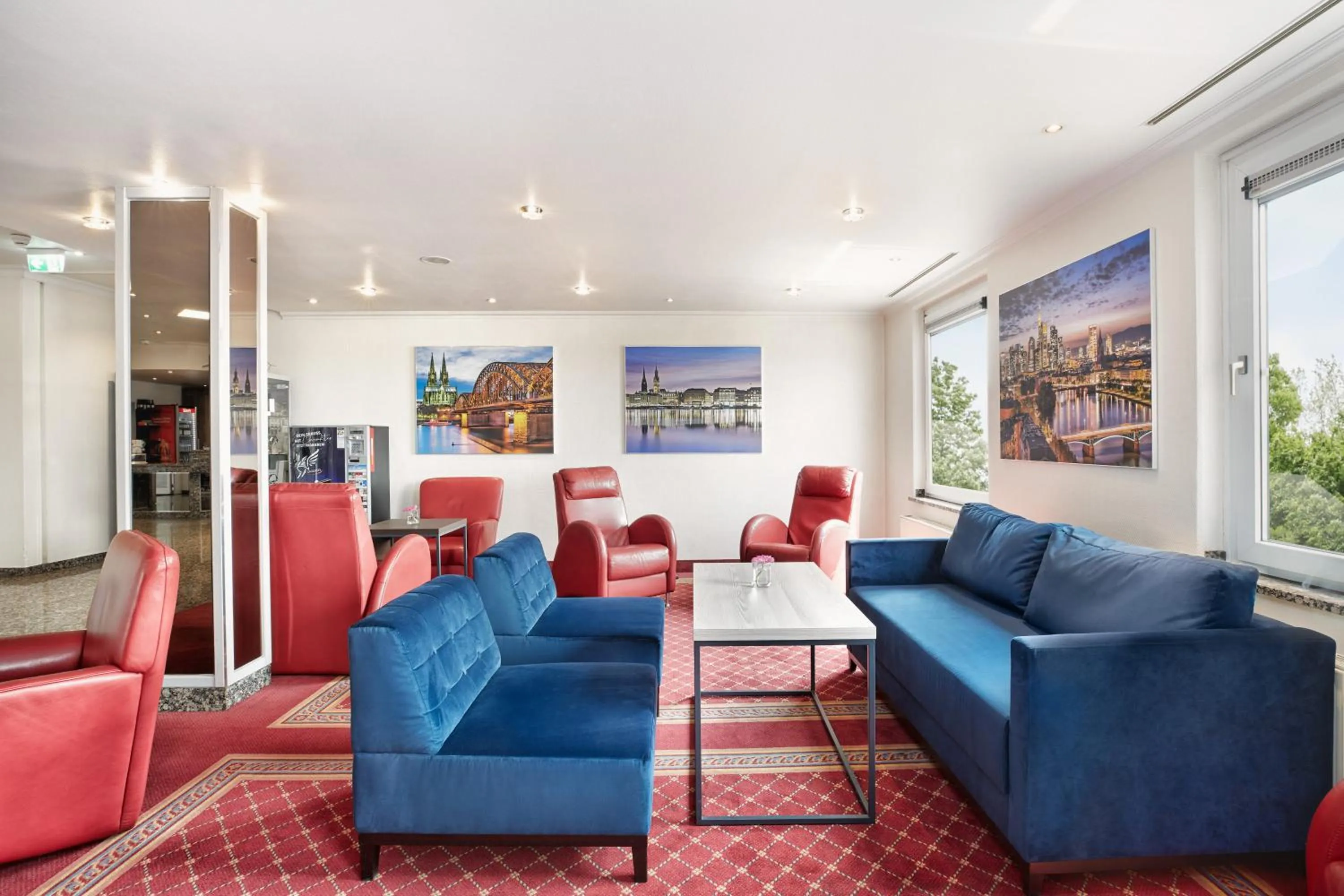 Communal lounge/ TV room in H+ Hotel Frankfurt Airport West