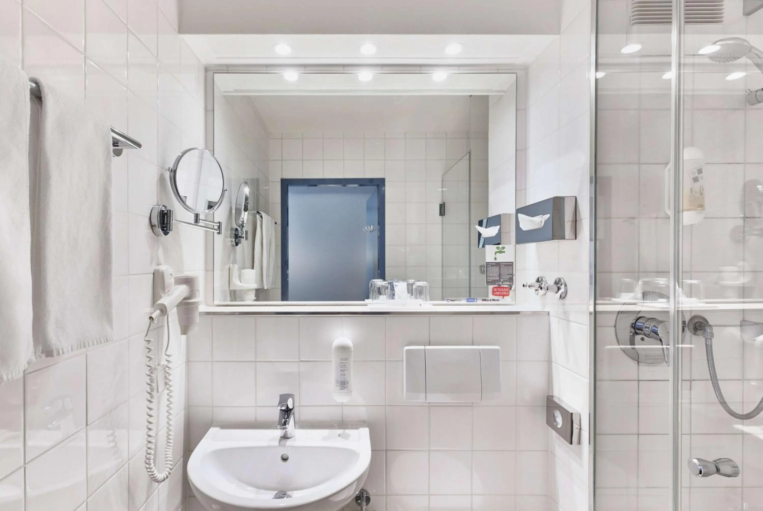 Bathroom in H+ Hotel Frankfurt Airport West