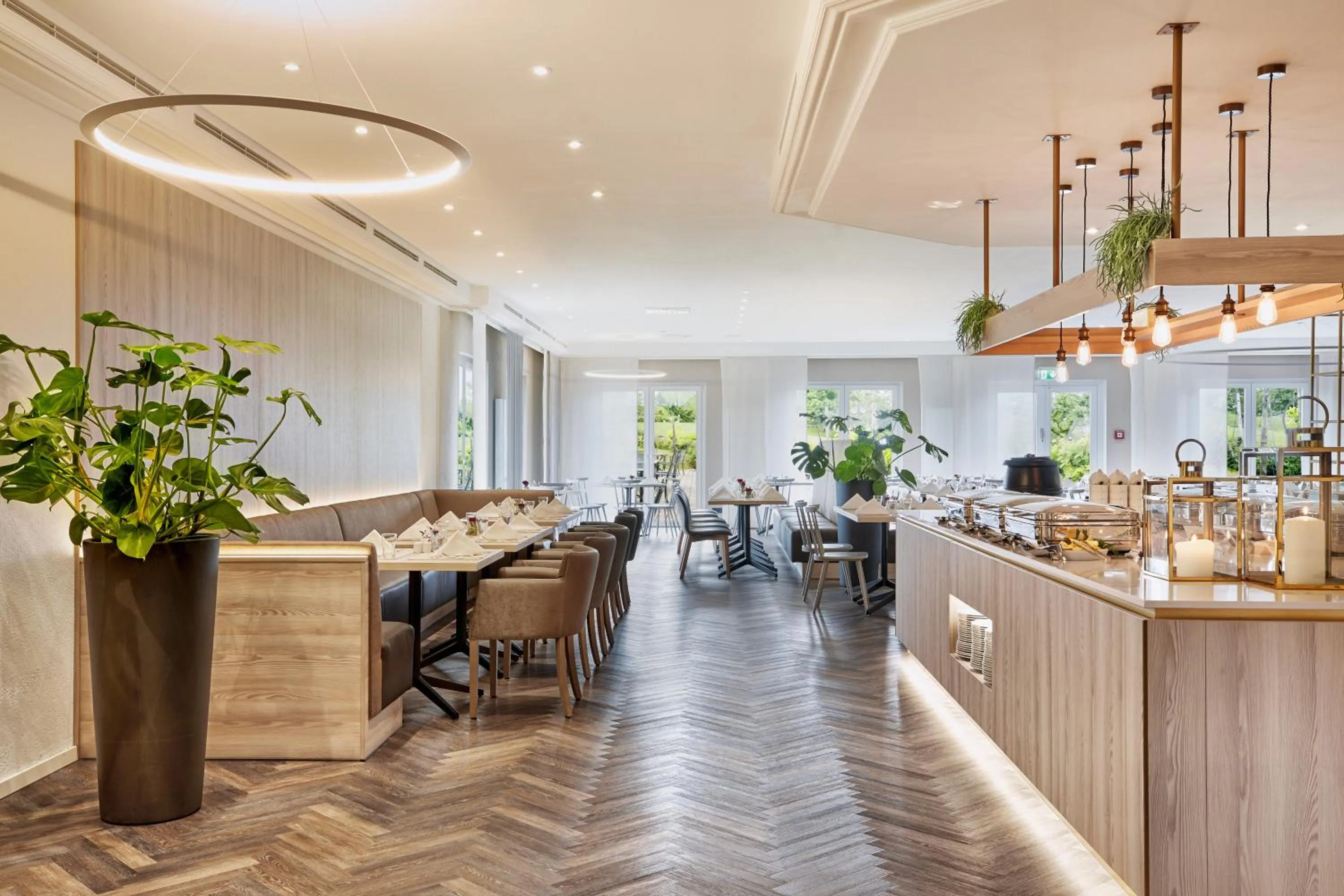 Restaurant/places to eat in H+ Hotel Frankfurt Airport West