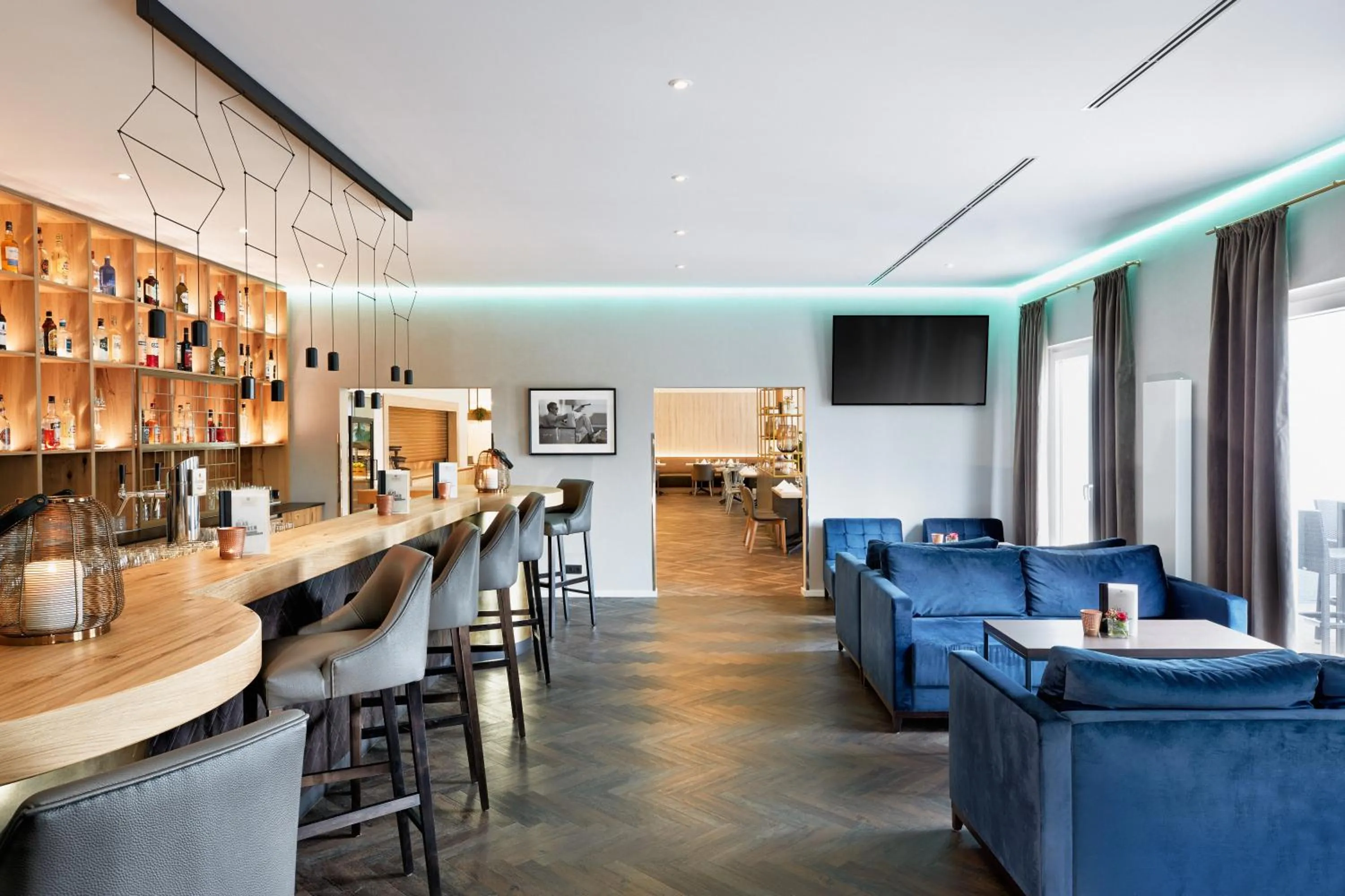 Communal lounge/ TV room in H+ Hotel Frankfurt Airport West