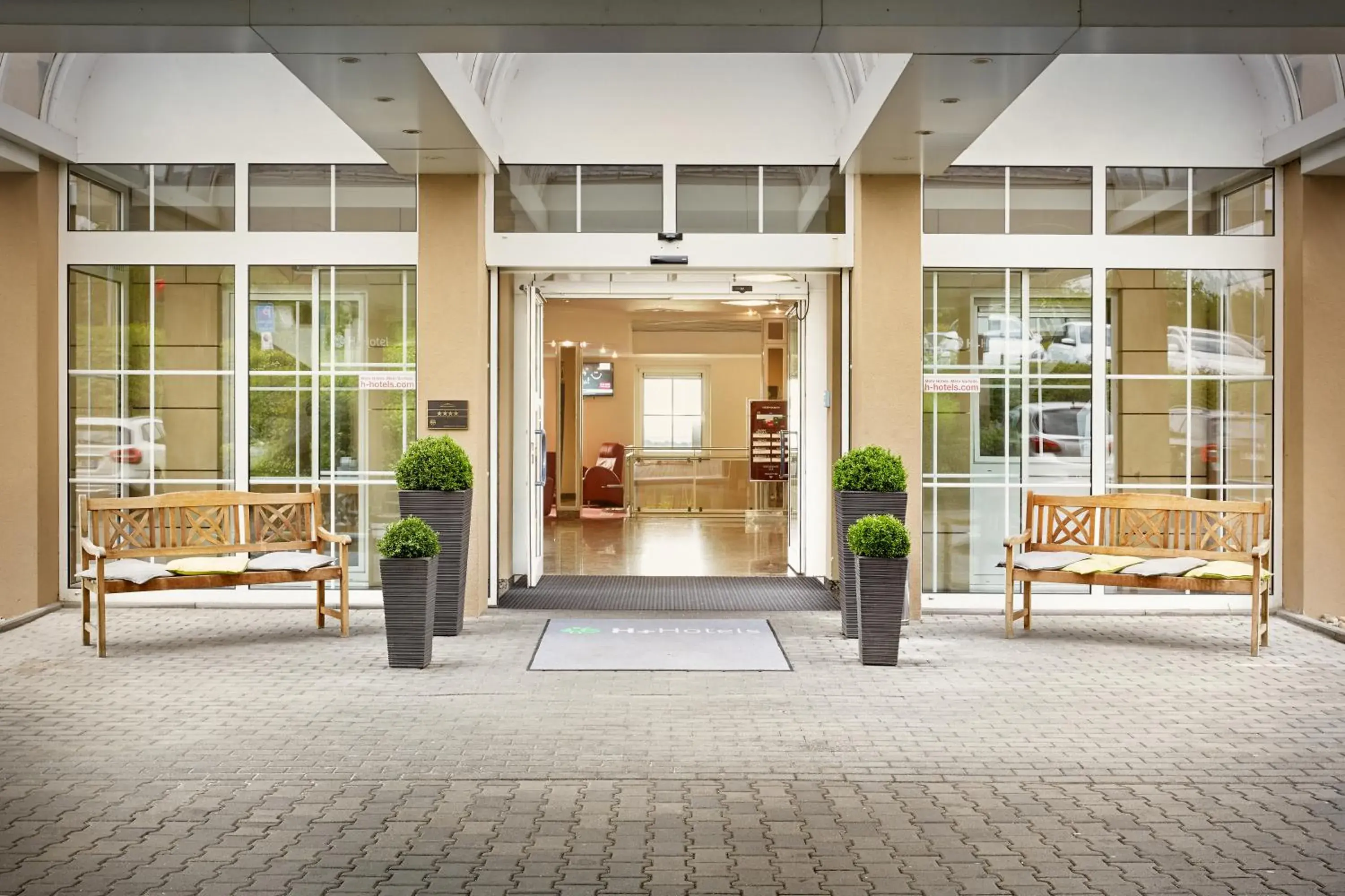 Facade/entrance in H+ Hotel Frankfurt Airport West Facade/entrance in H+ Hotel Frankfurt Airport West