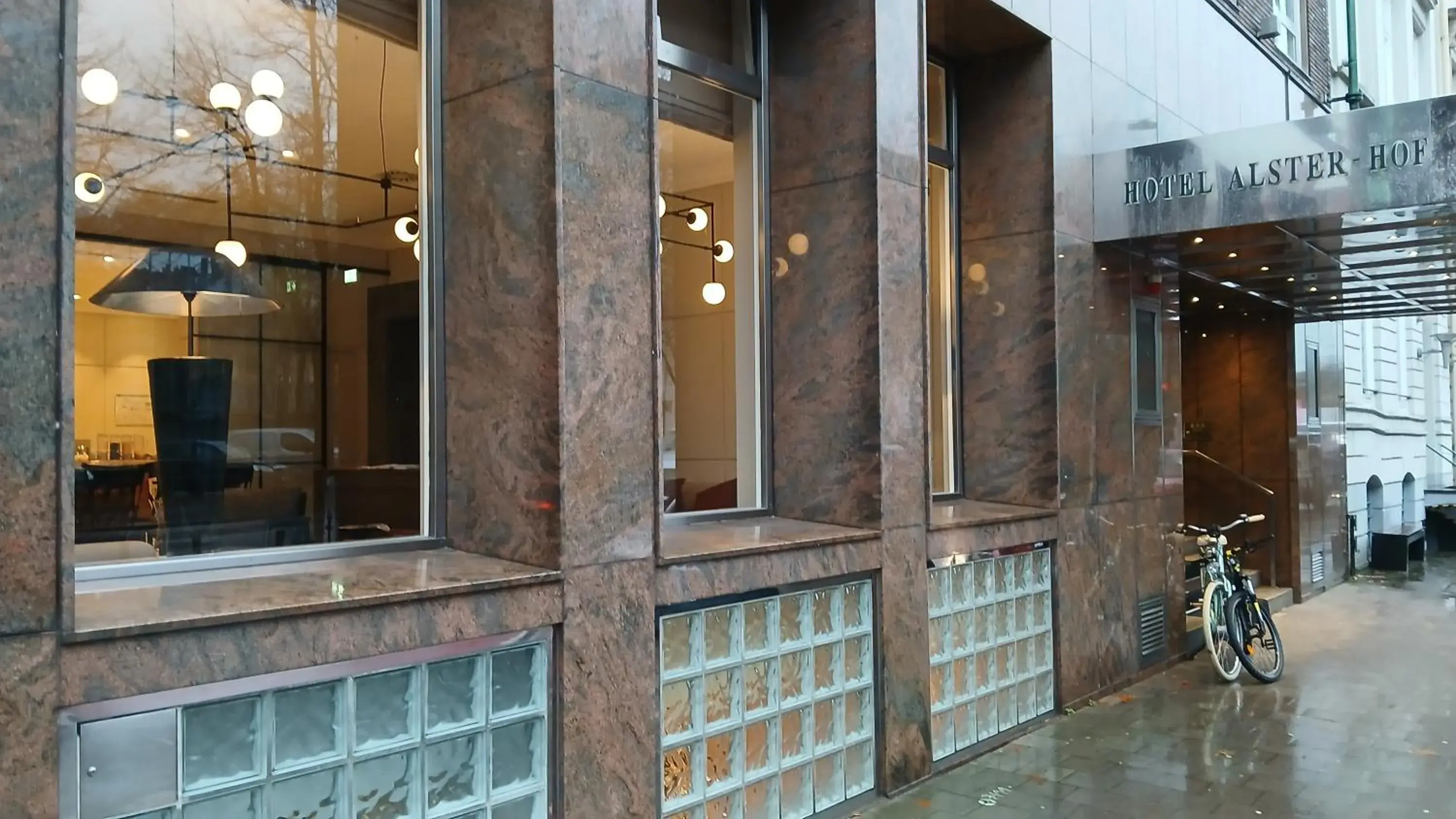 Property building in Alster-Hof Property building in Alster-Hof