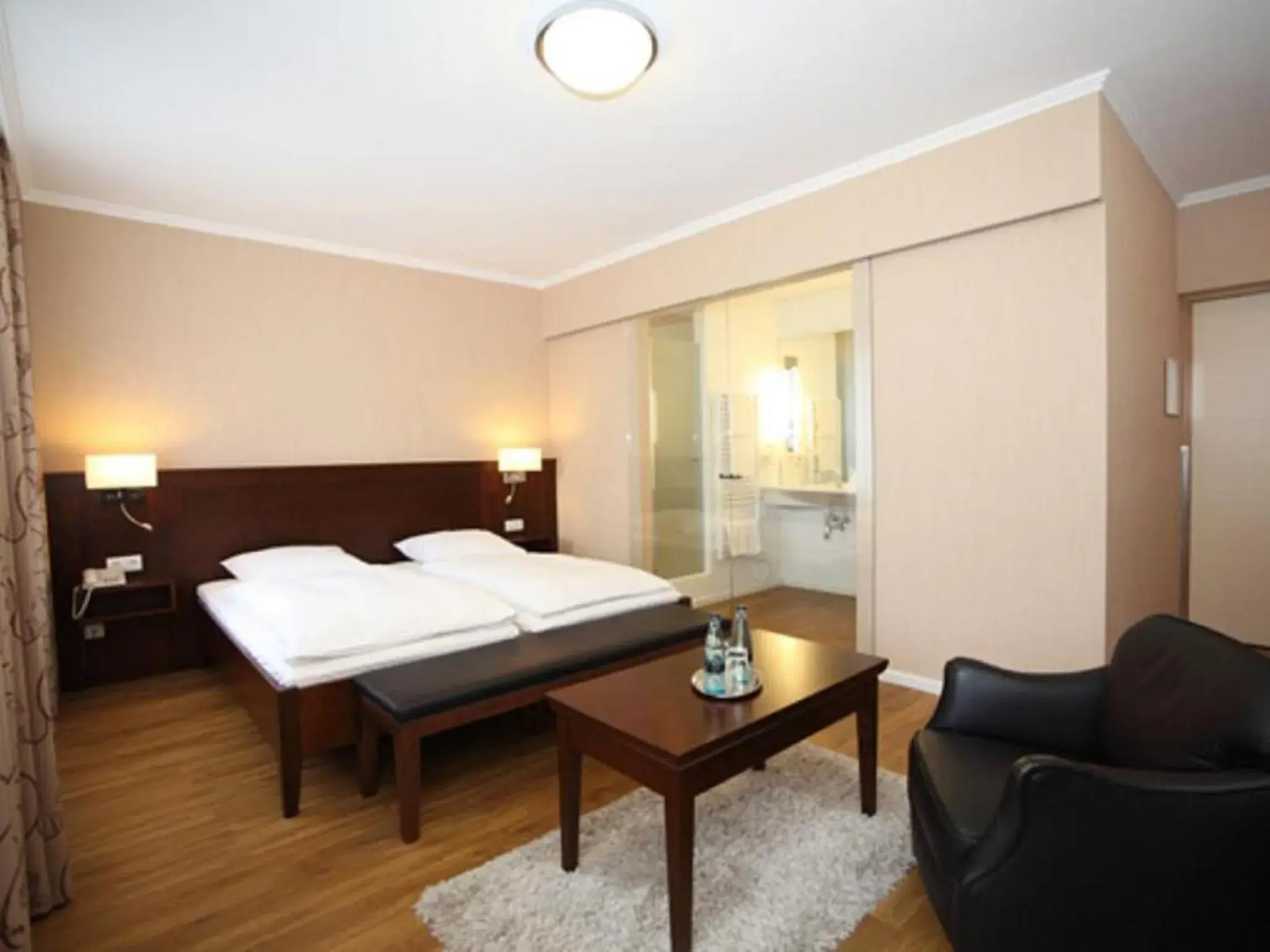 Photo of the whole room, Bed in Alster-Hof Photo of the whole room, Bed in Alster-Hof