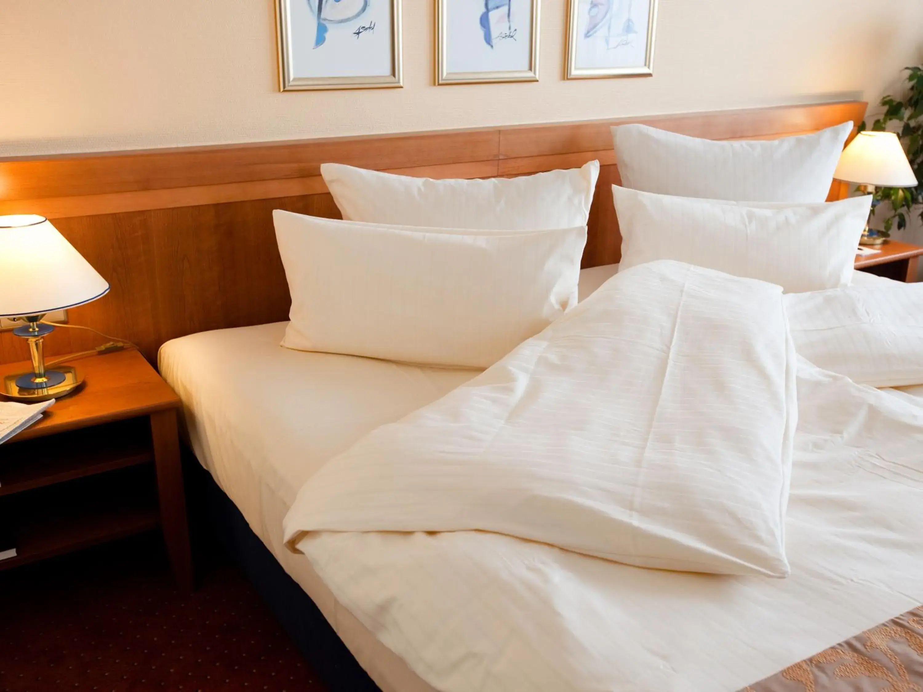 Photo of the whole room, Bed in Carathotel Basel/Weil am Rhein Photo of the whole room, Bed in Carathotel Basel/Weil am Rhein