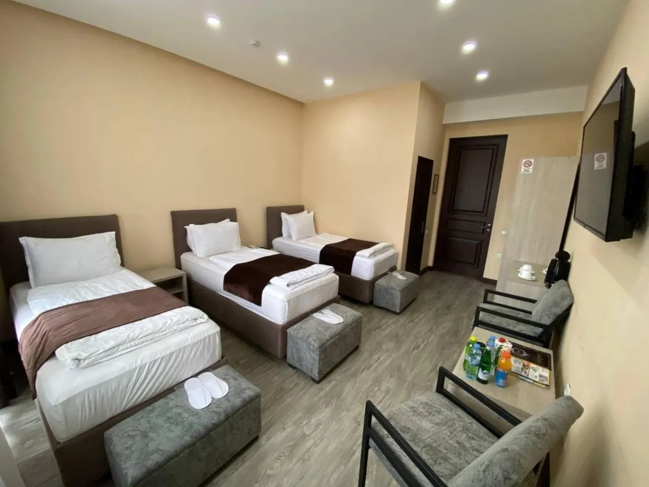 Photo of the whole room, Bed in Shosh Palace