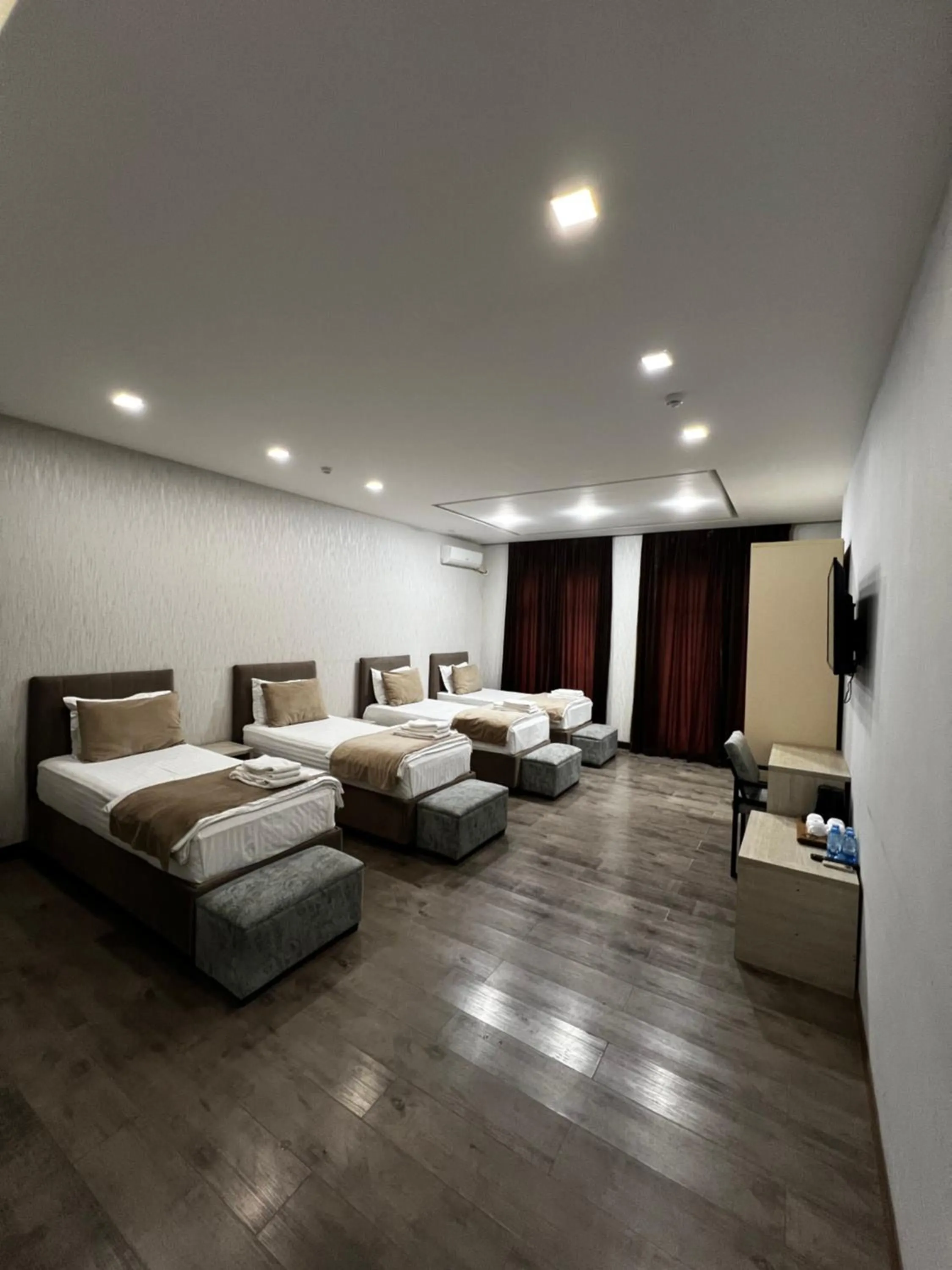 Photo of the whole room, Bed in Shosh Palace