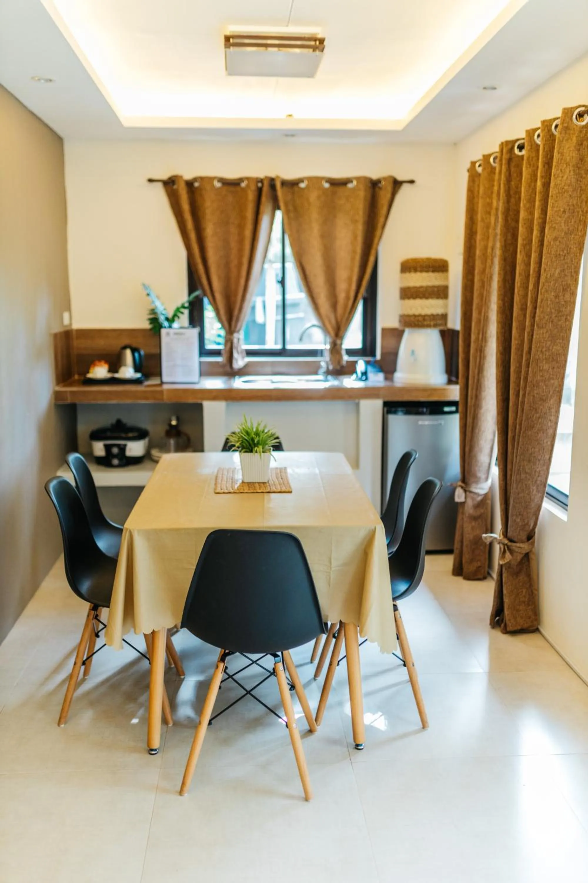Kitchen or kitchenette in Spacio Caliraya Bed & Breakfast