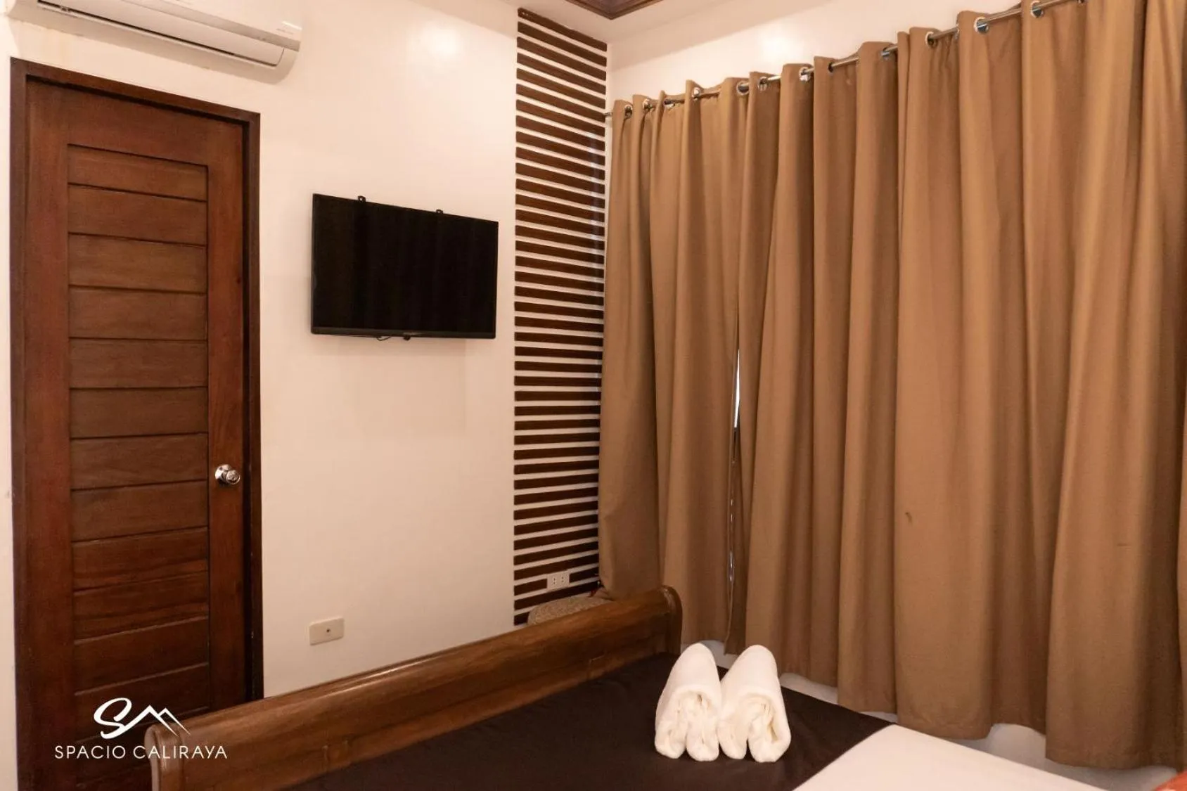 Evening entertainment, Bed in Spacio Caliraya Bed & Breakfast