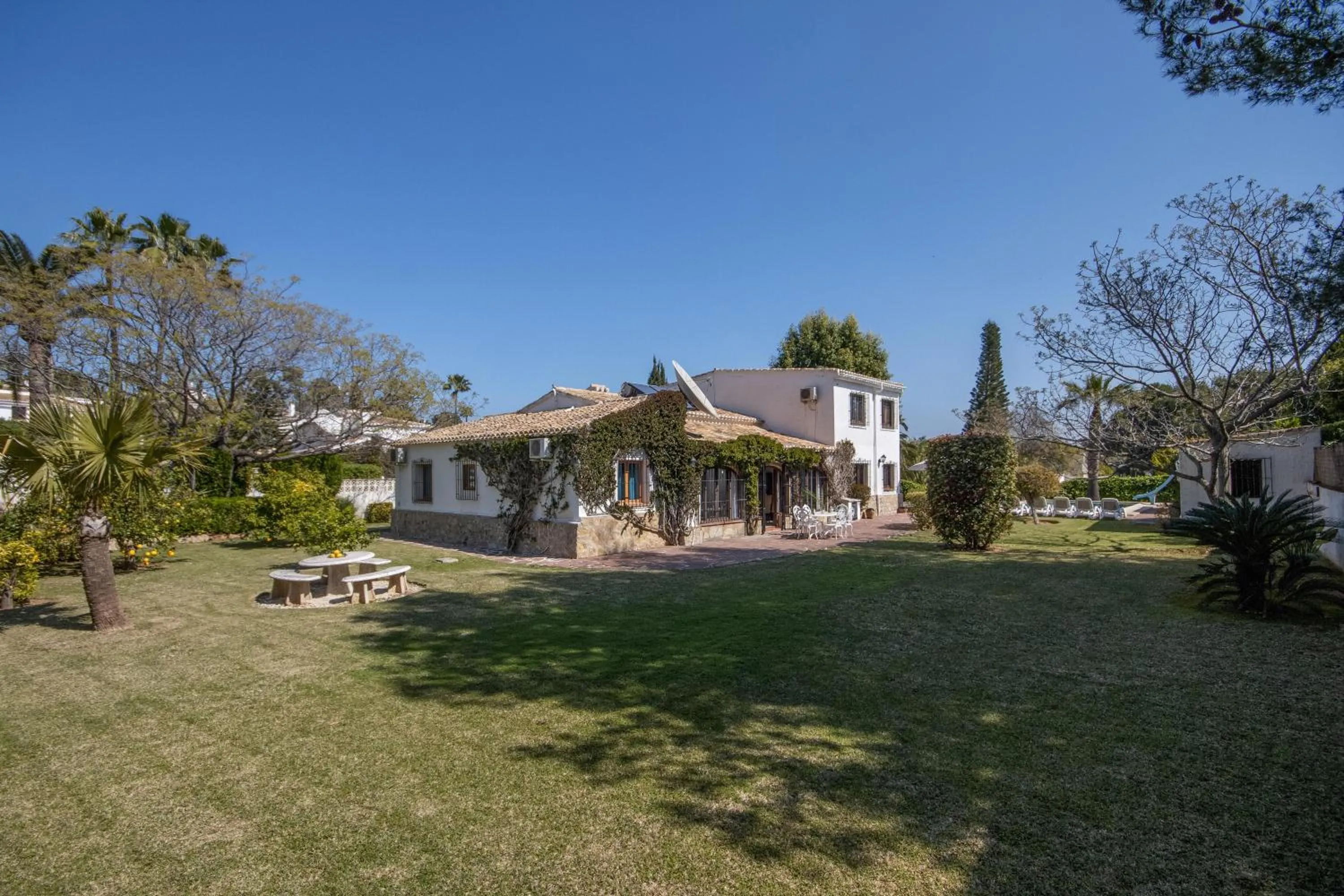 Villa Escocia by Aguilarent