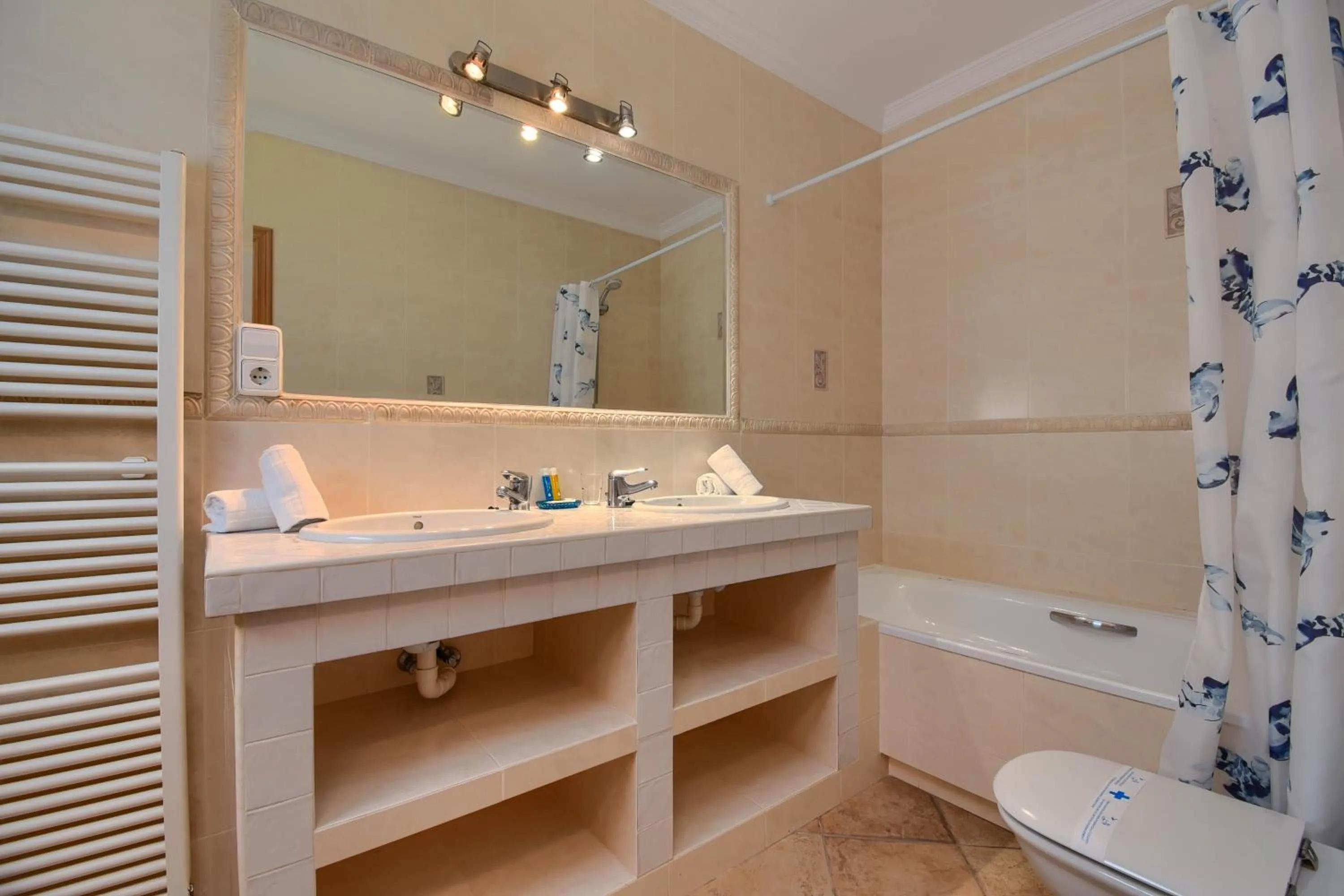 Toilet in Anngo Dos by Aguilarent