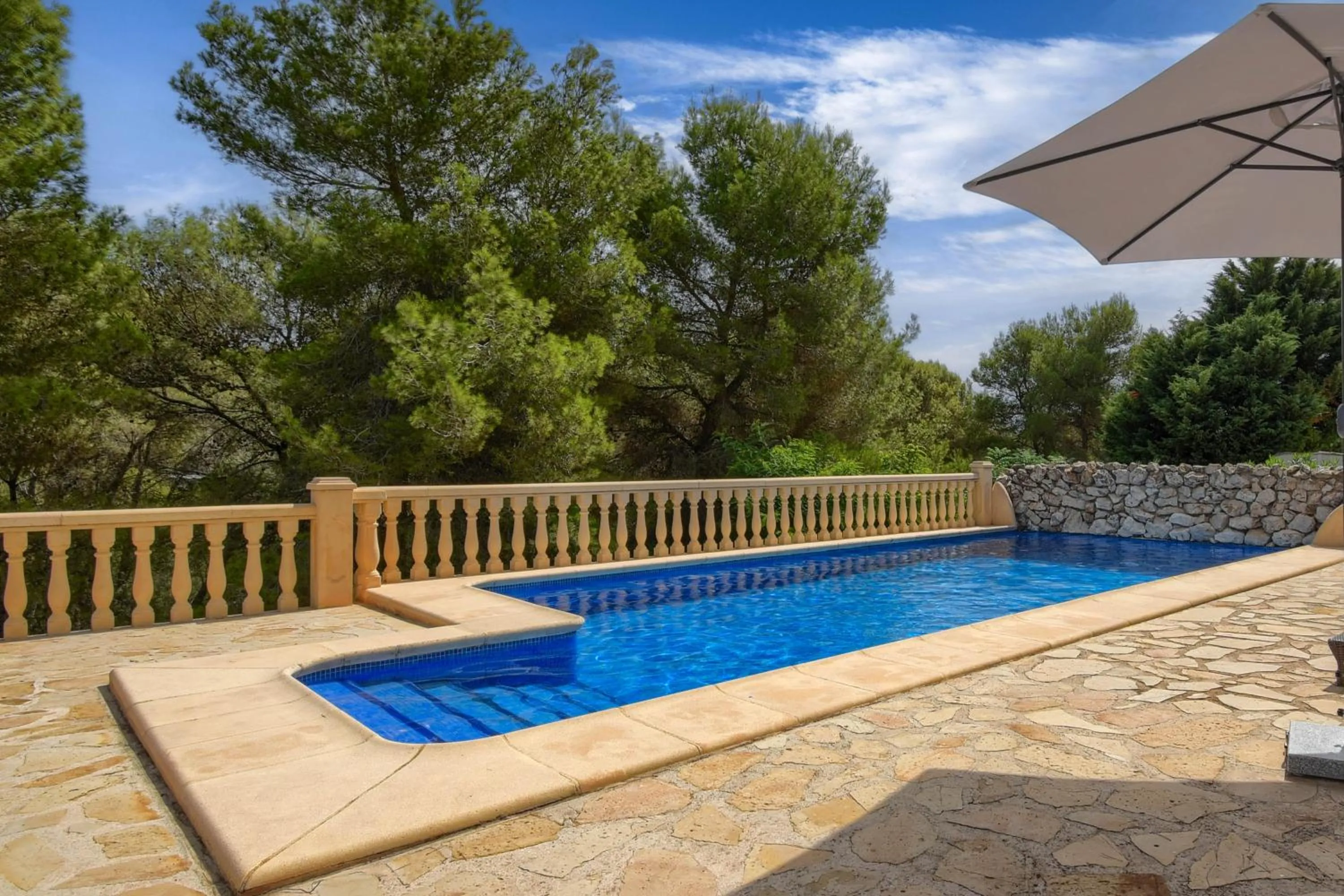 Swimming pool in Anngo Dos by Aguilarent