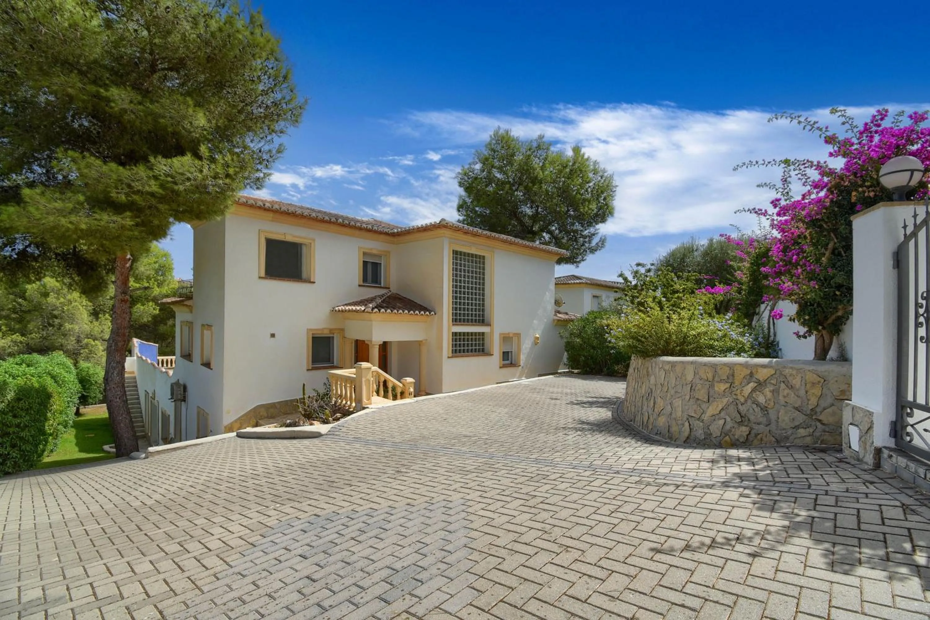 Property building in Anngo Dos by Aguilarent