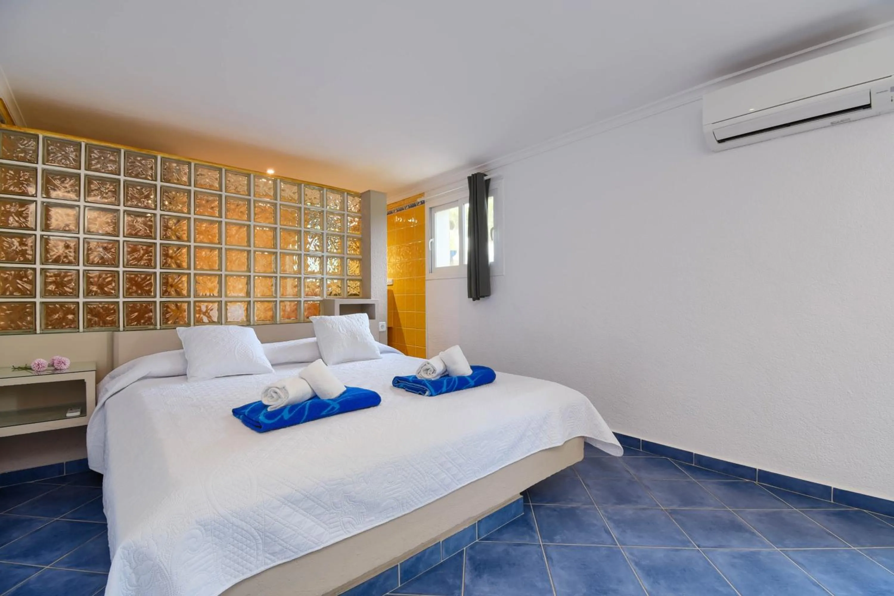 Bed in Anngo Dos by Aguilarent