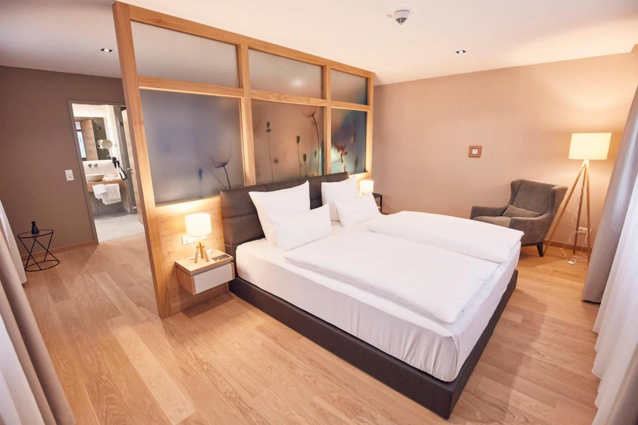 Photo of the whole room, Bed in Seehotel Maria Laach