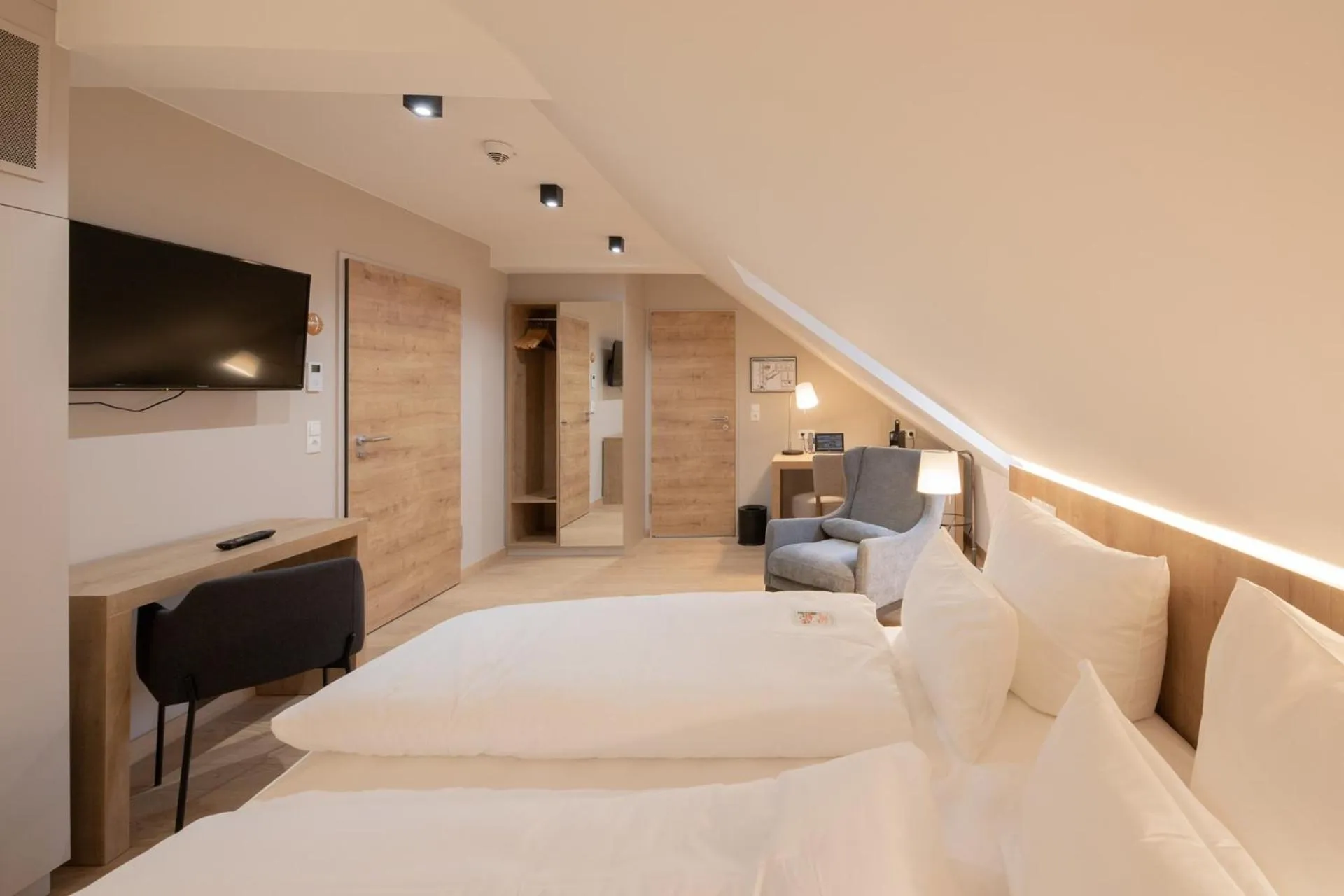 Photo of the whole room, Bed in Seehotel Maria Laach