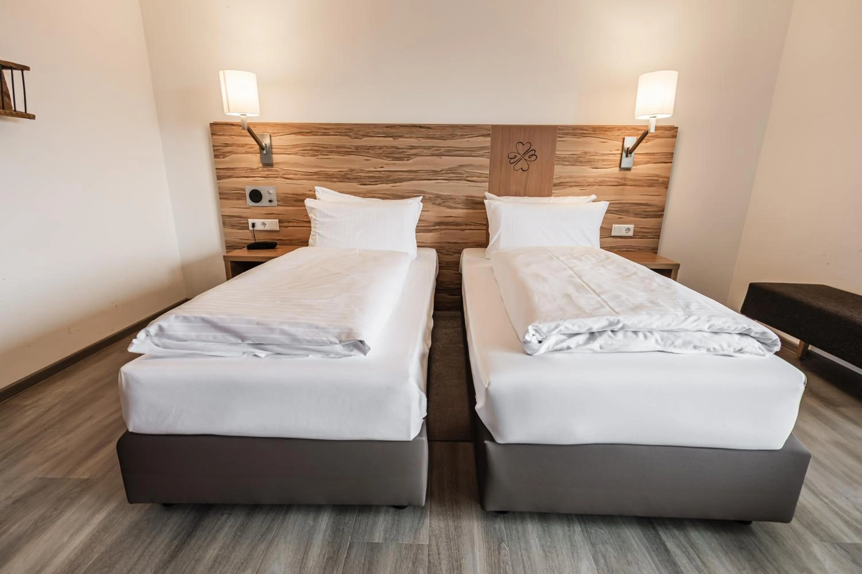 Bed in Landidyll Hotel Zum Alten Schloss