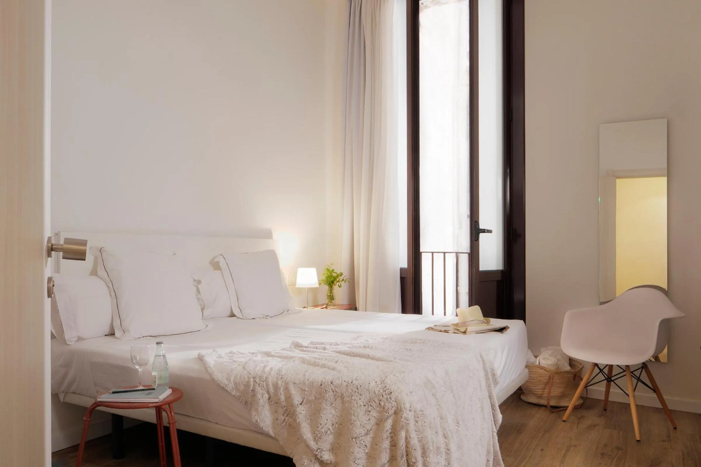 Photo of the whole room, Bed in Som Nit Born