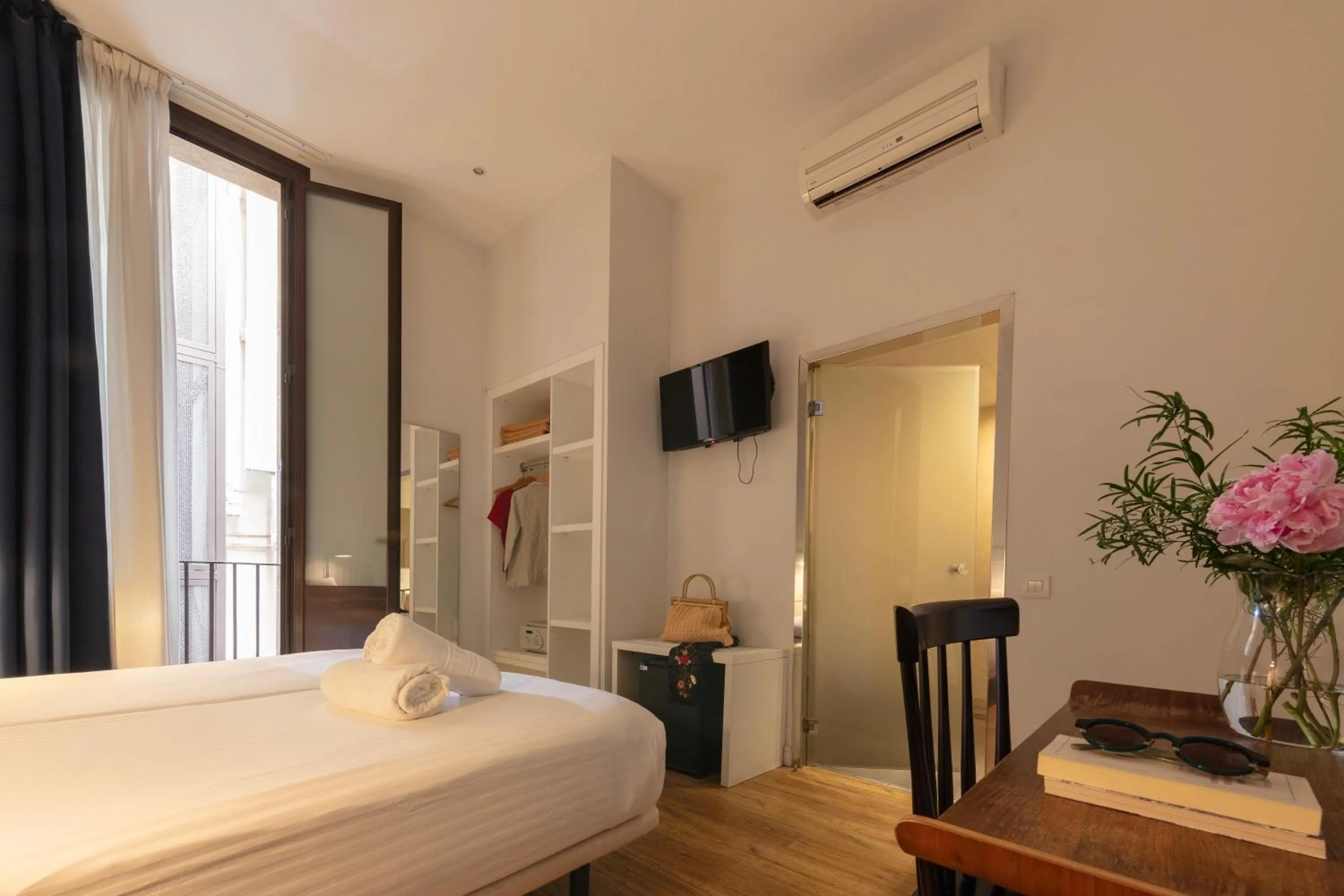 Photo of the whole room, Bed in Som Nit Born