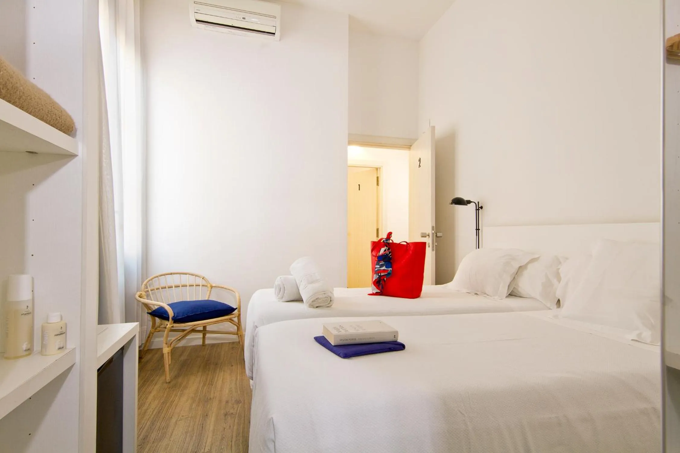 Photo of the whole room, Bed in Som Nit Born