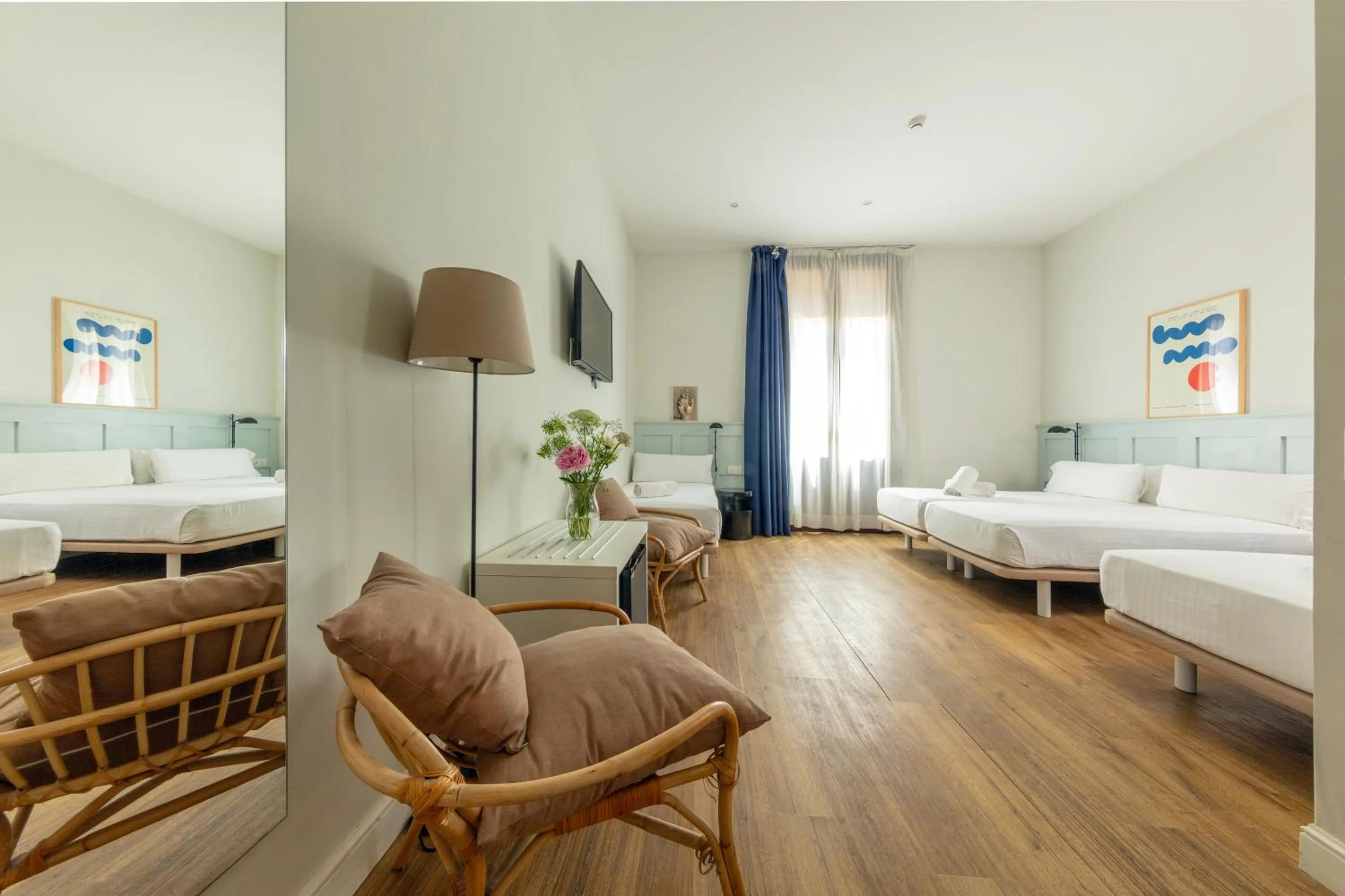 Photo of the whole room, Bed in Som Nit Born