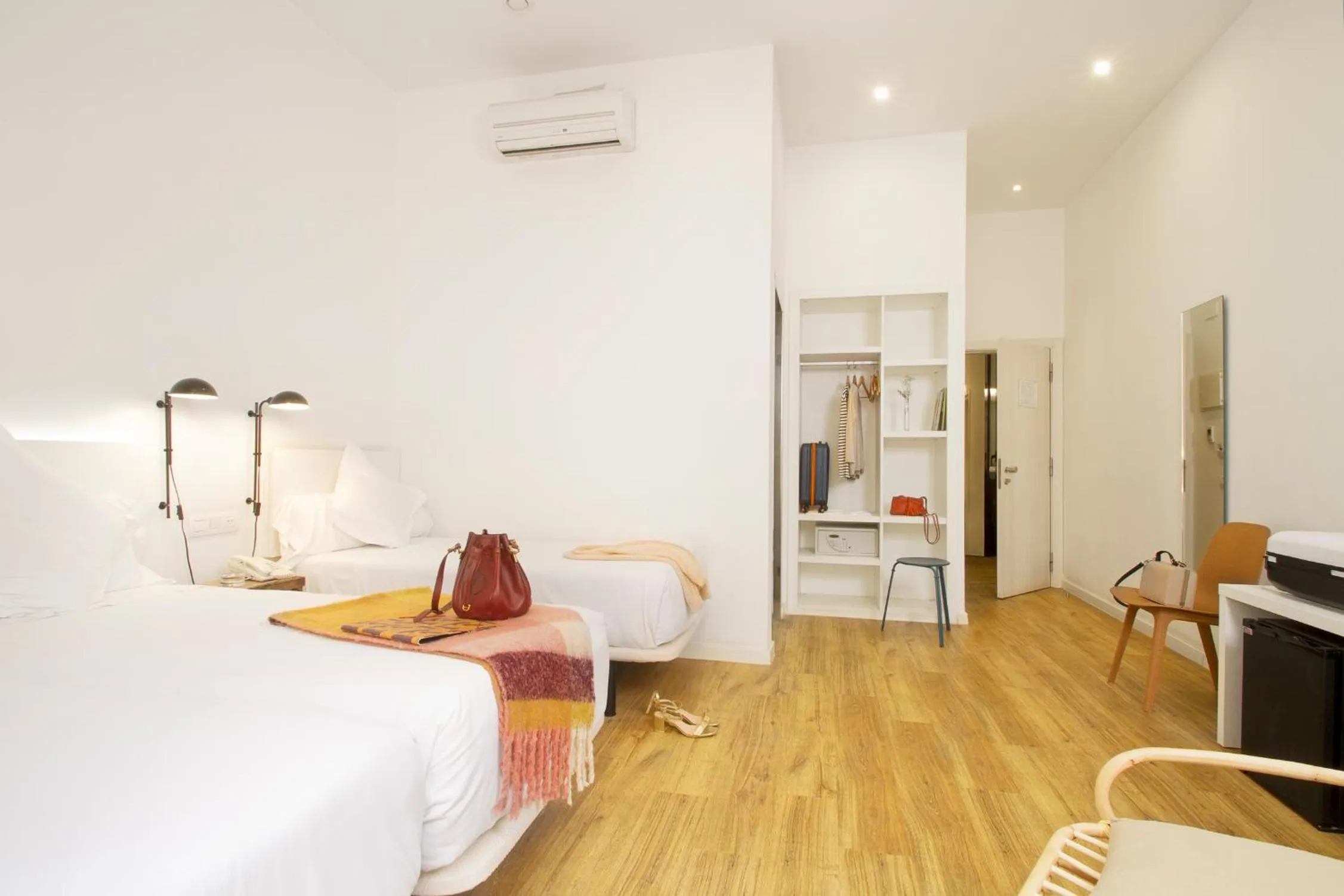 Photo of the whole room, Bed in Som Nit Born