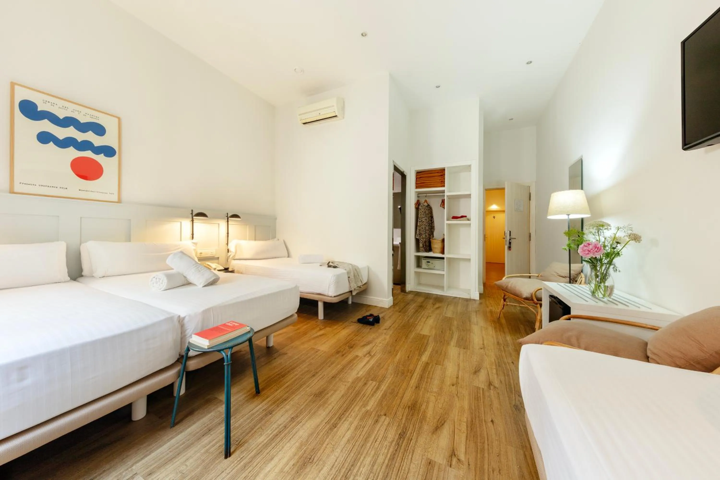 Photo of the whole room, Bed in Som Nit Born