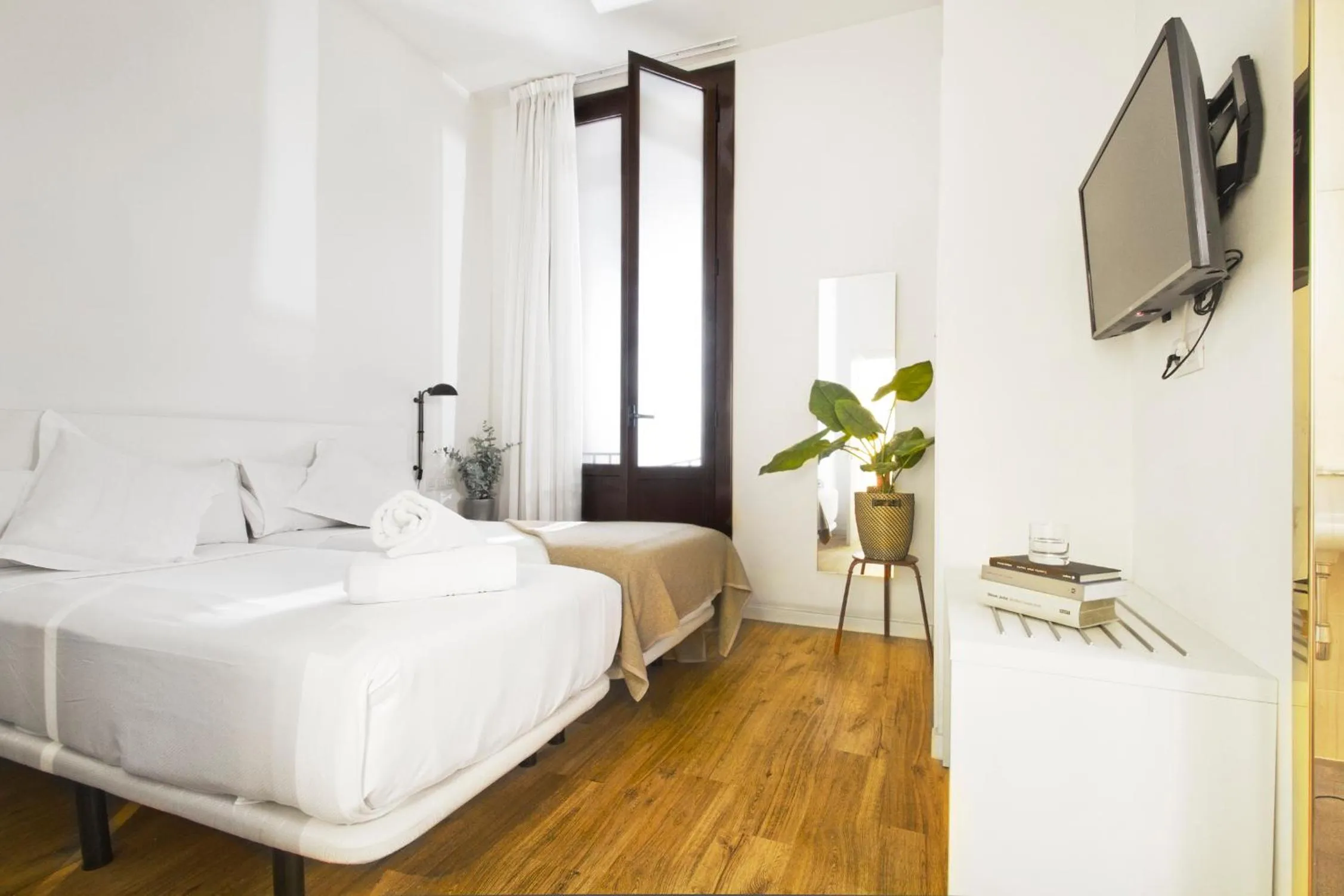 Photo of the whole room, Bed in Som Nit Born